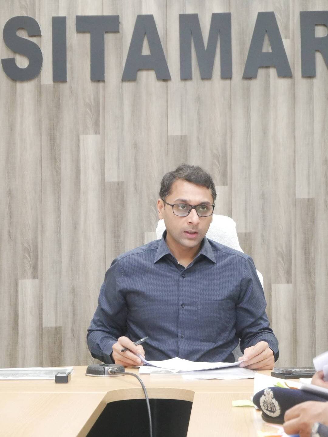 भारत-नेपाल सीमा से जुड़े विभिन्न विषयों की जिलाधिकारी ने की समीक्षा, अधिकारियों को दिए आवश्यक निर्देश
सीतामढ़ी जिले में भारत-नेपाल सीमा से संबंधित विभिन्न महत्वपूर्ण विषयों को लेकर आज जिलाधिकारी श्री तनय सुल्तानिया की अध्यक्षता में एनआईसी कक्ष में समीक्षा बैठक आयोजित की गई। बैठक में सीमा क्षेत्र की सुरक्षा, तस्करी की रोकथाम, अवैध गतिविधियों पर नियंत्रण तथा सीमावर्ती क्षेत्रों में विकास कार्यों की प्रगति सहित विभिन्न बिंदुओं पर विस्तृत समीक्षा की गई और संबंधित पदाधिकारियों को आवश्यक दिशा-निर्देश दिए गए।
बैठक में एसएसबी की 20वीं एवं 51वीं बटालियन के पदाधिकारी भी उपस्थित रहे। एसएसबी द्वारा वॉच टावर निर्माण एवं अन्य कार्यों के क्रियान्वयन से संबंधित विषयों की समीक्षा करते हुए जिलाधिकारी ने संबंधित पदाधिकारियों को आवश्यक कार्रवाई सुनिश्चित करने का निर्देश दिया।
भारत-नेपाल सीमा पर घोषित नो-मैन्स लैंड में शेष बचे अतिक्रमण को हटाने, जाली भारतीय मुद्रा के प्रचलन पर रोक लगाने, साइबर फ्रॉड एवं अवैध दूरसंचार से जुड़े मामलों पर प्रभावी कार्रवाई करने के निर्देश दिए गए। सीमा क्षेत्र में ट्रकों के नियमित आवागमन की जांच, वाहन चालकों के निर्गत अनुज्ञप्तियों का सत्यापन, आधार कार्ड की जांच तथा जीएसटी नियमों का अनुपालन सुनिश्चित कराने के लिए संबंधित विभागों को संयुक्त रूप से अभियान चलाने का निर्देश दिया गया।
जिलाधिकारी ने सीमावर्ती क्षेत्रों में दवा दुकानों, पीडीएस दुकानों एवं लाभुकों, उर्वरक के थोक एवं खुदरा विक्रेताओं तथा बैंकों में स्थापित सीएमडी मशीनों आदि की जांच नियमित रूप से कराने का निर्देश दिया। उन्होंने कहा कि संवेदनशील सीमा क्षेत्र में किसी भी प्रकार की अनियमितता अथवा अवैध गतिविधि की सूचना मिलने पर त्वरित कार्रवाई सुनिश्चित की जाए।
बैठक में म्यूल बैंक खातों के माध्यम से होने वाले वित्तीय अपराधों तथा फर्जी कंपनियों के संचालन से संबंधित मामलों की भी समीक्षा की गई। जिलाधिकारी ने ऐसे मामलों की गहन जांच कर दोषी तत्वों की पहचान करते हुए त्वरित एवं प्रभावी कार्रवाई सुनिश्चित करने का निर्देश दिया। उन्होंने एनडीपीएस एक्ट के प्रावधानों को प्रभावी ढंग से लागू करने तथा मादक पदार्थों की तस्करी के विरुद्ध व्यापक अभियान चलाने पर जोर दिया।
सीमावर्ती जिले में चिन्हित वाइब्रेंट विलेज में केंद्र एवं राज्य सरकार की महत्वपूर्ण कल्याणकारी एवं विकास योजनाओं का प्रभावी क्रियान्वयन सुनिश्चित करने की दिशा में भी जिलाधिकारी ने संबंधित विभागों को आवश्यक कदम उठाने का निर्देश दिया। उन्होंने कहा कि सीमावर्ती गांवों में विकास कार्यों के साथ-साथ मूलभूत सुविधाओं की उपलब्धता को भी प्राथमिकता दी जाए।
बैठक में सीमावर्ती प्रखंडों की सुरक्षा व्यवस्था, तस्करी की रोकथाम, मानव तस्करी, पशु तस्करी तथा अन्य अवैध गतिविधियों की स्थिति का विस्तृत आकलन किया गया। जिलाधिकारी ने स्पष्ट कहा कि सीमा क्षेत्र की संवेदनशीलता को देखते हुए सभी संबंधित विभाग आपसी समन्वय के साथ पूरी सतर्कता बरतें। पुलिस एवं प्रशासनिक अधिकारियों को नियमित गश्ती बढ़ाने, संदिग्ध गतिविधियों पर पैनी नजर रखने तथा आवश्यकता के अनुरूप त्वरित कार्रवाई सुनिश्चित करने का निर्देश दिया गया।
जिलाधिकारी ने कहा कि सीमा सुरक्षा केवल एक विभाग की जिम्मेदारी नहीं है, बल्कि सभी संबंधित विभागों के समन्वित प्रयास से ही सीमा क्षेत्र में सुरक्षा, कानून-व्यवस्था एवं विकास को प्रभावी रूप से सुनिश्चित किया जा सकता है। उन्होंने सभी पदाधिकारियों को अपने-अपने दायित्वों का गंभीरता एवं तत्परता के साथ निर्वहन करने का निर्देश दिया।
बैठक में एसएसबी के पदाधिकारियों के अलावा पुलिस, प्रशासन एवं संबंधित विभागों के सभी जिला स्तरीय पदाधिकारी उपस्थित थे।