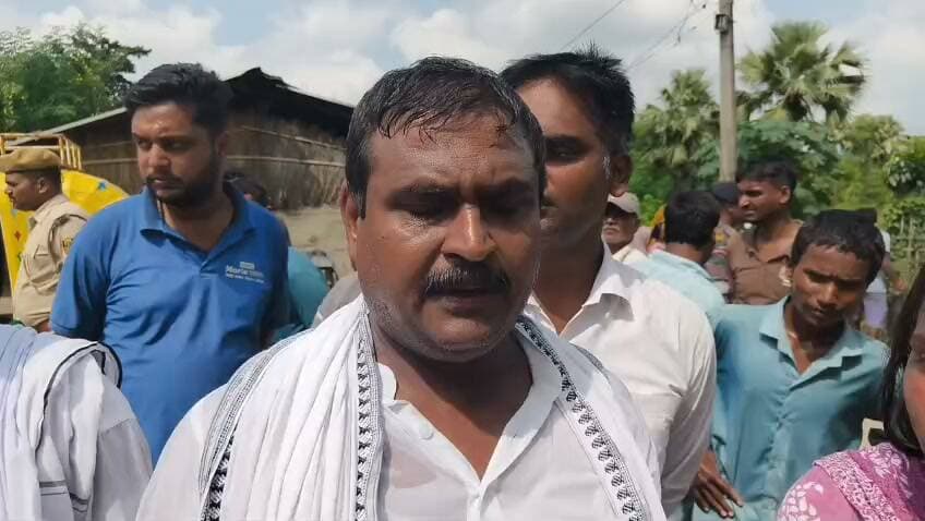डुमरा थाना क्षेत्र के केथरिया निवासी और जिला परिषद क्षेत्र संख्या-13 की सदस्य खुश्दिल देवी के पति बैद्यनाथ महतो की शनिवार सुबह गोली मारकर ह$त्या कर दी गई. इस मामला में क्या कुछ कहे पूर्व विधायक सुनील कुमार कुशवाहा