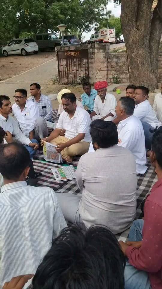बालेसर पुलिस थाने के आगे रात भर से चल रहा धरना , आज सुबह पुलिस प्रशासन की समझाइश के बाद समाप्त किया गया। विधायक के कार्यक्रम में उलझने वाले कार्यकर्ताओं को कोर्ट में किया पेश जहां से जमानत पर किया रिहा, तब जाकर धरना समाप्त किया