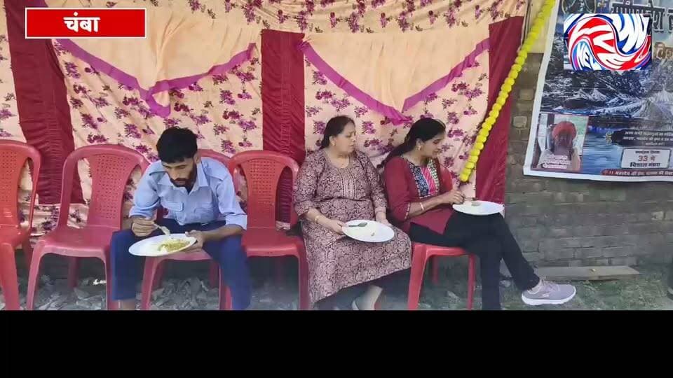 कुरांह में लंगरों की व्यवस्था का जायजा, संचालकों ने पंचायत पर पैसे मांगने की बात से किया इनकार
मणिमहेश यात्रा के दौरान श्रद्धालुओं की सेवा में जुटे लंगर संचालक, सफाई और व्यवस्थाओं को लेकर मौके पर की गई पड़ताल
सुरेंद्र ठाकुर
चंबा 12 सितम्बर
मणिमहेश यात्रा के दौरान ग्राम पंचायत गागला के तहत कुरांह गांव में एनएच-154ए पर मैहला पुल के समीप करीब एक किलोमीटर के दायरे में लगाए गए लंगरों को लेकर हाल ही में ग्रामीणों ने यातायात, पेयजल, स्वच्छता और सुरक्षा व्यवस्था से संबंधित समस्याएं प्रशासन के समक्ष उठाई थीं। ग्रामीणों ने उपायुक्त को ज्ञापन सौंपकर आवश्यक व्यवस्थाएं सुनिश्चित करने की मांग की थी।
इसी सिलसिले में पांगी लाइव न्यूज़ ने कुरांह में लगाए गए लंगरों का मौके पर जाकर जायजा लिया और वहां की सफाई व्यवस्था तथा श्रद्धालुओं के लिए उपलब्ध सुविधाओं को देखा। साथ ही लंगर संचालकों से बातचीत कर उनकी व्यवस्थाओं और पंचायत के साथ समन्वय को लेकर भी जानकारी ली गई।
लंगर संचालकों ने बताया कि उन्होंने पंचायत प्रधान से अनुमति और समन्वय के साथ लंगर लगाया है, ताकि क्षेत्र में किसी प्रकार की समस्या उत्पन्न होने पर पंचायत और प्रशासन के साथ संपर्क किया जा सके। मौके पर बातचीत के दौरान किसी भी लंगर संचालक ने यह नहीं कहा कि पंचायत प्रधान की ओर से उनसे पैसे की मांग की गई है।
पंचायत प्रधान पर लंगर संचालकों से पैसे लेने से संबंधित चर्चा को लेकर भी संचालकों से बात की गई। हालांकि, किसी भी संचालक ने ऐसी मांग किए जाने की पुष्टि नहीं की। वहीं, मोगा से आए एक लंगर संचालक द्वारा पंचायत प्रधान को लेकर कही गई बात पर भी अन्य लंगर संचालकों ने कोई स्पष्ट टिप्पणी नहीं की। उनका कहना था कि संबंधित व्यक्ति ने ऐसा क्यों कहा या उनकी क्या मंशा रही, इस बारे में वे कुछ नहीं कह सकते।
मौके पर यह भी देखने को मिला कि लंगर संचालक श्रद्धालुओं की सेवा में जुटे हुए हैं और मणिमहेश यात्रा पर जा रहे श्रद्धालु लंगर में भोजन ग्रहण करने के बाद आगे दर्शन के लिए रवाना हो रहे हैं। यात्रा के दौरान बड़ी संख्या में श्रद्धालु इन लंगरों का लाभ उठा रहे हैं।
ग्राउंड रिपोर्ट के दौरान सामने आई स्थिति के आधार पर फिलहाल पंचायत प्रधान द्वारा लंगर संचालकों से पैसे मांगने के आरोप की स्वतंत्र पुष्टि नहीं हो पाई है। ऐसे में किसी भी पक्ष के बारे में निष्कर्ष निकालने के बजाय संबंधित सभी पक्षों की बात सामने रखना जरूरी है।
पांगी लाइव न्यूज़ का उद्देश्य किसी व्यक्ति या लंगर संचालक को परेशान करना अथवा बदनाम करना नहीं, बल्कि मणिमहेश यात्रा के दौरान श्रद्धालुओं की सुविधा, स्वच्छता, यातायात और सुरक्षा से जुड़े वास्तविक हालात को सामने लाना है।