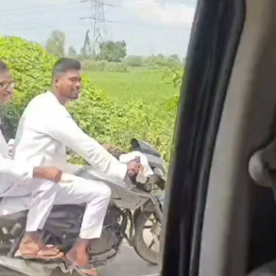 कांग्रेसियों के काफिले के साथ विनोद साहनी के घर जा रहे पूर्व मंत्री पंडित सिंह के भाई नरेंद्र सिंह भी अजय राय के साथ पुलिस की हिरासत में