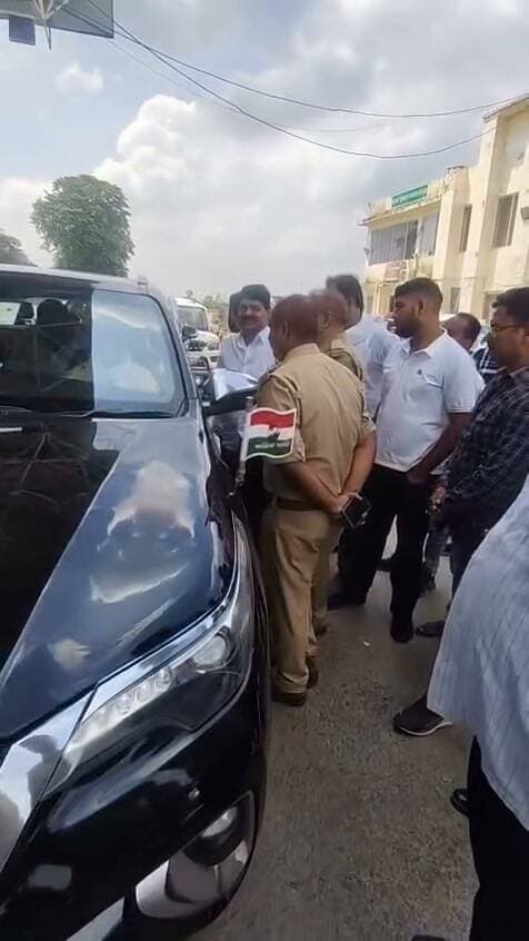गोंडा में विनोद साहनी के परिवार से मिलने आ रहे कांग्रेस प्रदेश अध्यक्ष अजय राय को मसौली पहुंचते ही पुलिस ने रोका