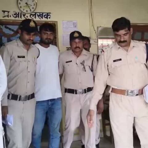 नाबालिग से दुष्कर्म, वीडियो बनाकर ब्लैकमेल; आरोपी गिरफ्तार
सतना। नागौद पुलिस ने नाबालिग से दुष्कर्म, वीडियो बनाकर ब्लैकमेल करने और उसे यूपी ले जाकर शोषण करने के आरोपी रवि कुमार शर्मा (29), निवासी नईबस्ती-शिवरामपुर, चित्रकूट को गिरफ्तार किया है। पुलिस के मुताबिक फरवरी 2024 में आरोपी ने नाबालिग को बहला-फुसलाकर दुष्कर्म किया और वीडियो बनाकर वायरल करने की धमकी दी। बाद में उसे यूपी ले जाकर करीब एक माह तक अपने साथ रखा। मामला सामने आने पर परिजनों ने 2 मार्च 2024 को दोनों की मंदिर में शादी करा दी, लेकिन करीब एक साल बाद आरोपी ने रिश्ता तोड़ दिया। 22 मई 2026 को पीड़िता के ससुराल पहुंचने पर आरोपी ने उसे घर में प्रवेश नहीं दिया। बाल कल्याण समिति के निर्देश के बाद नागौद पुलिस ने 25 अगस्त को दुष्कर्म और पॉक्सो एक्ट में केस दर्ज किया। शुक्रवार सुबह आरोपी को गिरफ्तार कर कोर्ट में पेश किया गया।#SatnaNews #NagodPolice #POCSOAct #CrimeNews #MinorCrime PoliceAction SatnaPolice