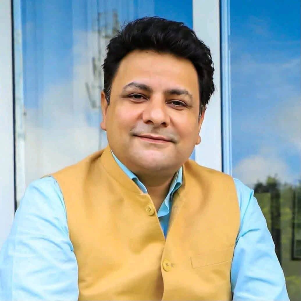 कैबिनेट से जल्दबाजी में वाया सर्कुलेशन मंजूरी और ₹20 करोड़ के कथित लेन-देन की चर्चा की हो निष्पक्ष जांच, मामला ED जांच के योग्य : सुधीर शर्मा
भाजपा विधायक सुधीर शर्मा ने कुल्लू में ब्यास नदी में ड्रेजिंग के नाम पर हो रहे कार्य को लेकर गंभीर सवाल उठाते हुए कहा कि इस पूरे मामले की निष्पक्ष एवं उच्चस्तरीय जांच आवश्यक है। उन्होंने आरोप लगाया कि खनन से संबंधित कार्य खनन विभाग के बजाय वन विभाग के माध्यम से करवाया गया और इससे प्रदेश सरकार को मिलने वाले राजस्व एवं रॉयल्टी का भारी नुकसान हुआ है।
सुधीर शर्मा ने आरोप लगाया कि इस प्रक्रिया में बेस वैल्यू प्राइस सरकार के पास जमा नहीं करवाया गया और आवश्यक बैंक गारंटी भी जमा नहीं हुई। यदि यह सही है तो सरकार को स्पष्ट करना चाहिए कि इन वित्तीय औपचारिकताओं के बिना कार्य को आगे बढ़ाने की अनुमति किस आधार पर और किस अधिकारी के स्तर पर दी गई।
उन्होंने कहा कि इससे भी गंभीर सवाल यह है कि वन विभाग के माध्यम से माइनिंग करवाने की कैबिनेट मंजूरी कथित रूप से जल्दबाजी में वाया सर्कुलेशन करवाई गई। सरकार को कैबिनेट के इस निर्णय से संबंधित पूरा रिकॉर्ड सार्वजनिक करना चाहिए और बताना चाहिए कि ऐसी क्या आपात स्थिति थी जिसके कारण नियमित प्रक्रिया के बजाय सर्कुलेशन के माध्यम से फैसला लेना पड़ा।
सुधीर शर्मा ने दावा किया कि भारत सरकार के लागू नियमों के अनुसार वन विभाग माइनिंग करवाने के लिए अधिकृत एजेंसी नहीं है। उन्होंने सरकार से संबंधित केंद्रीय नियम, अनुमति और वैधानिक आधार सार्वजनिक करने की मांग करते हुए कहा कि यदि कोई विशेष अनुमति ली गई थी तो उसे भी जनता के सामने रखा जाए।
उन्होंने आरोप लगाया कि पूरे घटनाक्रम के पीछे कुल्लू के एक प्रभावशाली नेता की भूमिका को लेकर गंभीर सवाल हैं और उसी के प्रभाव में खनन विभाग से काम लेकर वन विभाग को दिए जाने के आरोप सामने आ रहे हैं। सरकार को स्पष्ट करना चाहिए कि यह फैसला किसकी सिफारिश पर हुआ और इससे किसे आर्थिक लाभ पहुंचा।
सुधीर शर्मा ने कहा कि इस मामले में एक कांग्रेस नेत्री को ₹20 करोड़ दिए जाने की चर्चा भी सामने आ रही है। उन्होंने स्पष्ट किया कि इस कथित लेन-देन की सत्यता स्वतंत्र जांच से ही स्थापित हो सकती है, इसलिए सरकार को आरोपों को खारिज करने मात्र के बजाय पूरे वित्तीय लेन-देन की निष्पक्ष जांच करवानी चाहिए। यदि आरोप गलत हैं तो जांच से स्थिति स्पष्ट हो जाएगी और यदि कोई अनियमितता हुई है तो जिम्मेदार लोगों के खिलाफ कार्रवाई होनी चाहिए।
उन्होंने कहा कि नदी से कितनी खनिज सामग्री निकाली गई, उसका बेस वैल्यू प्राइस कितना था, सरकार को कितनी रॉयल्टी मिलनी थी, कितनी राशि वास्तव में जमा हुई, बैंक गारंटी क्यों नहीं ली गई और निकाली गई सामग्री कहां गई—इन सभी सवालों का दस्तावेजी जवाब सरकार को देना चाहिए।
सुधीर शर्मा ने कहा कि मामले में सरकारी राजस्व, खनिज संपदा और कथित वित्तीय लेन-देन से जुड़े गंभीर आरोप होने के कारण इसकी जांच केवल विभागीय स्तर तक सीमित नहीं रहनी चाहिए। उन्होंने कहा, “यह मामला ED जांच के लिए फिट केस है। पूरे वित्तीय लेन-देन और लाभार्थियों की भूमिका की जांच होनी चाहिए और यदि मनी लॉन्ड्रिंग अथवा अन्य अनुसूचित अपराध से जुड़े तथ्य सामने आते हैं तो संबंधित एजेंसियां कानून के अनुसार कार्रवाई करें।”
उन्होंने कहा कि ब्यास नदी और प्रदेश की प्राकृतिक एवं खनिज संपदा जनता की संपत्ति है। किसी प्रभावशाली व्यक्ति को लाभ पहुंचाने के लिए नियमों से समझौता करने और सरकारी खजाने को नुकसान पहुंचाने की अनुमति नहीं दी जा सकती। सरकार पूरे मामले से संबंधित कैबिनेट निर्णय, अनुमतियां, बेस वैल्यू, बैंक गारंटी, रॉयल्टी और निकाली गई सामग्री का रिकॉर्ड सार्वजनिक करे तथा स्वतंत्र जांच करवाए।