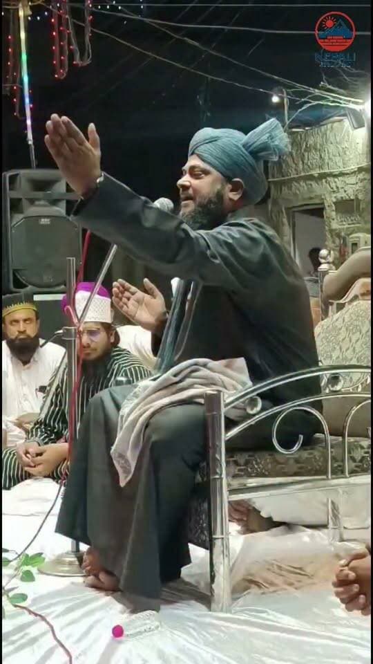 जालोर में तासखाना बावड़ी स्थित मदीना मस्जिद में शुक्रवार रात जश्ने ईद मिलादुन्नबी अकीदत व शानो-शौकत के साथ मनाया गया। मस्जिद व मोहल्ले को आकर्षक रोशनी से सजाया गया और लखनऊ से आए मुफ्ती कमालुद्दीन ने पैगंबर मोहम्मद साहब की शिक्षाओं पर तकरीर की। हिम्मतनगर के मोइनुद्दीन कादरी व मोरबी के मोहम्मद इरफान रजा कादरी ने नात-ए-पाक पेश कर माहौल को अकीदत से भर दिया। जेरे सदारत मौलाना दाऊद जियाई ने मौलानाओं का स्वागत किया। कार्यक्रम पीर सैयद शादाब अली जिलानी के सान्निध्य में हुआ। इस दौरान देश में अमन-शांति, भाईचारे व खुशहाली के लिए दुआ की गई।