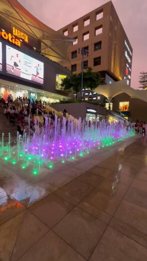 City Centre Mall me ye magical view miss mat karna! 🌊
Patna ka sabse magical musical fountain/water show dekhne ka plan ban gaya? 😍
Lights, music aur water ka ye sync next level vibes deta hai! Shaam ke time family ya dosto ke sath visit karne ke liye ekdum perfect spot.
📍 Location: City Centre Mall (Outdoor Plaza / Fountain Area)
#CityCentreMall #PatnaVibes #WaterShow #MusicalFountain #patna_beauty_