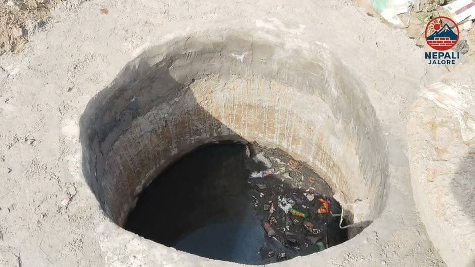 3 साल बाद सुंदेलाव तालाब में पहुंच रहा सीवरेज पानी बंद :
जालोर के ऐतिहासिक सुंदेलाव तालाब में करीब 3 साल से जा रहा सीवरेज का पानी नगर परिषद ने बंद कर दिया है। नगर परिषद ने करीब ढाई किमी क्षेत्र में क्षतिग्रस्त पाइपलाइन बदलने के साथ जाम सीवरेज लाइनों की सफाई करवाई। सीवरेज पानी के कारण बारिश नहीं होने पर भी तालाब ओवरफ्लो रहता था। पास की कॉलोनी समेत आसपास के इलाकों में पानी भर जाता था।
आयुक्त शिवपाल सिंह के अनुसार सीवरेज व्यवस्था सुधारने का काम लगातार जारी है, हालांकि तीन अन्य स्थानों से तालाब में पहुंच रहे पानी को रोकने का काम बाकी है। अधिकारियों का कहना है कि शहर में अन्य जर्जर सीवरेज लाइनों को भी दुरुस्त किया जा रहा है।