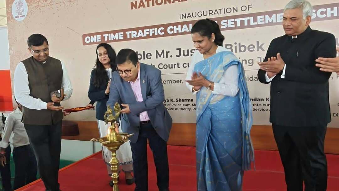 जिला विधिक सेवा प्राधिकार, पटना के सौजन्य से 12 सितम्बर 2026 को आयोजित राष्ट्रीय लोक अदालत 2026 के उद्घाटन के अवसर पर माननीय न्यायमूर्ति श्री बिबेक चौधरी, पटना उच्च न्यायालय -सह- निरीक्षी न्यायाधीश, पटना न्याय मंडल, जिला एवं सत्र न्यायाधीश-सह-अध्यक्ष, जिला विधिक सेवा प्राधिकार, पटना सुश्री अनामिका टी., सचिव, जिला विधिक सेवा प्राधिकार, पटना सुश्री ज्योति चंदन, उपाध्यक्ष, जिला विधिक सेवा प्राधिकार-सह-जिलाधिकारी, पटना श्री कुन्दन कुमार तथा सदस्य, जिला विधिक सेवा प्राधिकार -सह -वरीय पुलिस अधीक्षक, पटना श्री कार्तिकेय के. शर्मा सहित अन्य न्यायिक, प्रशासनिक एवं पुलिस पदाधिकारी.