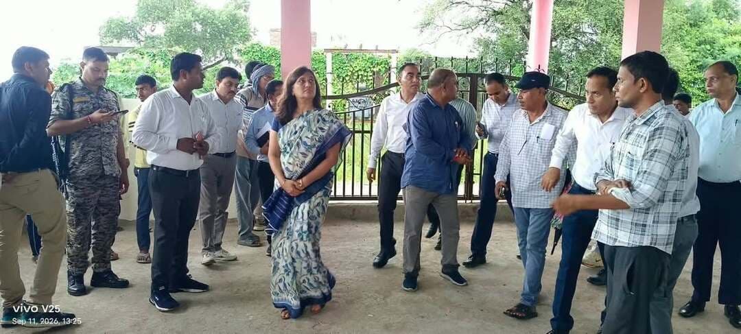 मुख्यमंत्री जन विश्वास कार्यक्रम अन्तर्गत भोपाल के वरिष्ठ अधिकारियों ने किया जिले का भ्रमण
ग्राम पंचायतों का निरीक्षण कर देखीं बुनियादी सुविधाएं
ग्रामवासियों से चर्चा कर ली जानकारी
मुख्यमंत्री जन विश्वास कार्यक्रम अन्तर्गत म.प्र. शासन के निर्देशन में आज अपर मुख्य सचिव पंचायत एवं ग्रामीण विकास विभाग म.प्र. शासन श्रीमती दीपाली रस्तोगी, आयुक्त सह संचालक पंचायती राज संचालनालय भोपाल श्री छोटे सिंह, एवं मिशन संचालक स्वच्छ भारत मिशन ग्रामीण श्री के.व्ही.एस. चौधरी के द्वारा ग्राम पंचायत गुरीखा जनपद पंचायत गोहद, ग्राम पंचायत खेरियातोर का ग्राम प्रतापपुरा, लाडमपुरा जनपद पंचायत मेहगांव एवं ग्राम पंचायत बरही जनपद पंचायत भिण्ड में भ्रमण किया गया।
भ्रमण के दौरान मुख्य कार्यपालन अधिकारी जिला पंचायत भिण्ड श्री वीर सिंह चौहान, संबंधित मुख्य कार्यपालन अधिकारी जनपद पंचायत, कार्यपालन यंत्री लोक स्वास्थ्य यांत्रिकी विभाग एवं पंचायत एवं ग्रामीण विकास विभाग और लोक स्वास्थ्य यांत्रिकी विभाग का स्टॉफ साथ में उपस्थित रहे।
ग्राम पंचायत गुरीखा जनपद पंचायत गोहद में प्रधानमंत्री जनमन योजना अन्तर्गत आवासों का निरीक्षण एवं आवास हितग्राहियों से चर्चा की गई, 11 में से 10 आवास पूर्ण पाये गये थे शेष एक अधूरे आवास को पूर्ण कराने के निर्देश दिये। नल जल योजनाओं का अवलोकन किया गया, जिसमें योजना का कार्य पूर्ण करने एवं ग्राम पंचायत को जन प्रतिनिधियों की उपस्थिति में हेण्डओवर करने के निर्देश दिये। नल कनेक्शन घरों के अन्दर किये जाने के भी निर्देश दिये।
उन्होंने पंचायत भवन का निरीक्षण किया, पंचायत भवन के फर्स के सुधार कार्य एवं नियमित खोले जाने के निर्देश दिये गये। साथ ही ग्राम पंचायत का रिकार्ड संधारण एवं टैक्स वसूली, पंचायत भवन के पहुँच मार्ग को सुधारने के निर्देश दिए। उन्होंने पंचायत भवन पर उपस्थित ग्रामवासियों से विचार विमर्श किया।
शासकीय माध्यमिक विद्यालय गुरीखा में उपस्थित स्टाफ एवं शाला में उपस्थित छात्र-छात्राओं से चर्चा करने के उपरांत प्रधानमंत्री पोषण शक्ति निर्माण अन्तर्गत मध्याह्न भोजन का अवलोकन किया। अपूर्ण किचिन शेड को पूर्ण करने हेतु मुख्य कार्यपालन अधिकारी जनपद पंचायत गोहद को निर्देश दिये।
उन्होंने राष्ट्रीय ग्रामीण आजीविका मिशन अन्तर्गत स्व-सहायता समूहों के द्वारा निर्मित उत्पादों जैसे आचार, पापड़, शहद आदि का अवलोकन एवं स्व-सहायता समूह के सदस्यों से चर्चा की। ग्राम पंचायत खेरियातोर के ग्राम प्रतापपुरा में स्टाम्प शुल्क मद से 25 लाख रुपये की राशि से निर्माणाधीन सामुदायिक भवन का निरीक्षण किया गया, सामुदायिक भवन हेतु सम्पर्क सडक बनाए जाने, छत के पानी की निकासी हेतु छज्जे पर नलिका निर्माण के निर्देश दिए, साथ ही अगले गेट तक सम्पर्क सड़क बनाने के भी निर्देश दिये।
उन्होंने मुख्यमंत्री अद्योसरचना मद से ग्राम पंचायत विजयपुरा के ग्राम लाडमपुरा में निर्मित कराए गए सीमेन्ट कंक्रीट रोड़ का निरीक्षण किया तथा शा.प्राथमिक/माध्य. विद्यालय का भी निरीक्षण किया। सीमेन्ट कंक्रीट रोड़ निरीक्षण के दौरान उसमें नाली निर्माण नहीं कराए जाने के संबंध में सहायक यंत्री मेहगांव श्री डी.के. शर्मा से जानकारी चाहे जाने पर सहायक यंत्री द्वारा एस्टीमेट में नाली का प्रावधान नहीं होना बताया गया। शा.प्रा.वि. भ्रमण के दौरान स्कूल परसिर में बने हुये प्राचीन पारम्पारिक कुआ की मुडेर बनाने और कुऐं की अन्दर से सफाई कराने के निर्देश दिए।
ग्राम लाडमपुरा में भ्रमण के दौरान पम्प हाऊस देखा गया तथा सम्पूर्ण ग्राम में नल कनेक्शन और योजना हैण्ड ओवर, पैडस्टल निर्माण के संबंध में जानकारी ली गई, निर्देश दिए गए कि नल योजना के पाईप कहीं भी नालियों में खुले नहीं छोडे जावें। समय पर बिजली बिल एवं जलकर भरे जाने के निर्देश दिये।
ग्राम पंचायत बरही जनपद पंचायत भिण्ड में नल जल योजना का आवलोकन किया एवं ग्राम वासियों से चर्चा की गई। सभी मुख्य कार्यपालन अधिकारी जनपद पंचायत समस्त को निर्देश दिये गये कि निर्माण कार्यों एवं हितग्राही मूलक योजनाओं की नियमित मॉनिटरिंग करें। निर्माण कार्यों को गुणवत्ता पूर्ण रूप से पूर्ण करावें। ग्राम पंचायतों में साफ-सफाई रखें एवं निवासरत ग्राम वासियों से टैक्स कलेक्शन करने के निर्देश दिये।
