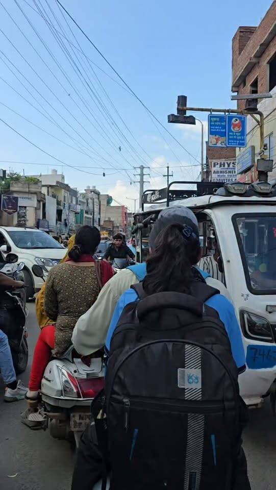 चार शहर के नाके पर सुबह से बीच सड़क खड़ी कार, यातायात व्यवस्था पर उठे सवाल,
ग्वालियर। चार शहर के नाके पर एक कार सुबह से बीच सड़क खड़ी होने के कारण यातायात व्यवस्था प्रभावित हो रही है। स्थानीय लोगों के मुताबिक, कार को बीच रास्ते में कौन खड़ा कर गया, इसकी जानकारी नहीं है।
कार के कारण सड़क पर जाम की स्थिति बन रही है। लोगों का आरोप है कि मौके पर न तो पर्याप्त ट्रैफिक व्यवस्था नजर आ रही है और न ही पुलिसकर्मी, जिसके चलते वाहन चालकों को परेशानी का सामना करना पड़ रहा है।
