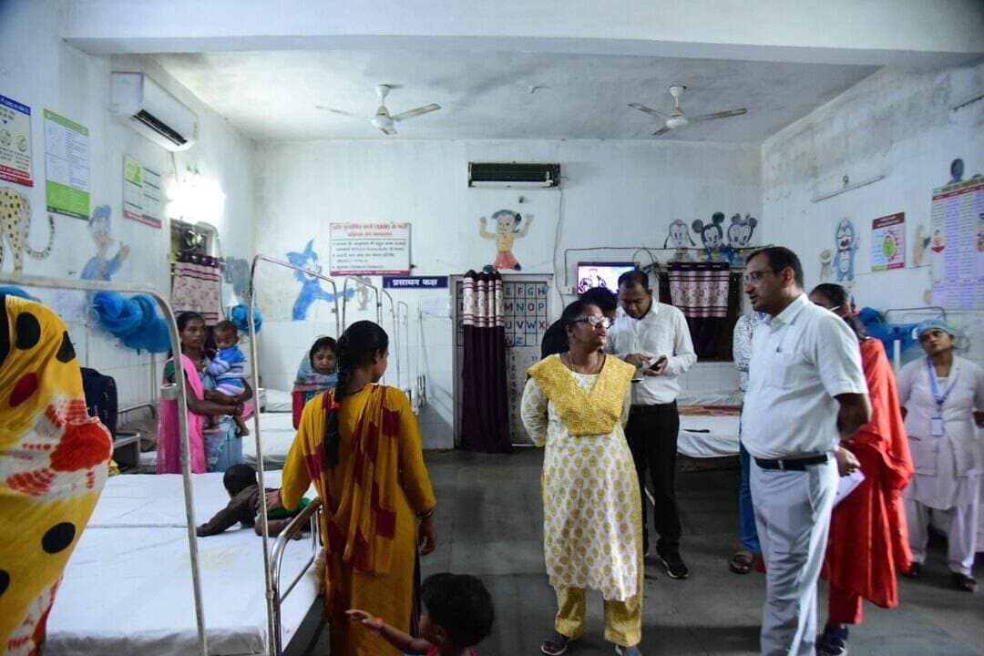 स्वास्थ्य सेवाओं की गुणवत्ता और विद्यार्थियों की शिक्षा पर विशेष जोर
प्रभारी सचिव श्री बसव राजू एस ने फरसगांव सामुदायिक स्वास्थ्य केंद्र एवं कोण्डागांव के गांधी वार्ड स्थित पीएमश्री विद्यालय का निरीक्षण किया।
स्वास्थ्य केंद्र के निरीक्षण के दौरान उन्होंने चिकित्सकों की समय पर उपस्थिति, आवश्यक दवाइयों की पर्याप्त उपलब्धता और मरीजों को गुणवत्तापूर्ण स्वास्थ्य सुविधाएं सुनिश्चित करने के निर्देश दिए। उन्होंने जीवनदीप समिति की बैठक नियमित रूप से आयोजित करने तथा प्रसव संबंधी व्यवस्थाओं की भी जानकारी ली।
पोषण पुनर्वास केंद्र में भर्ती बच्चों के स्वास्थ्य एवं उपचार की जानकारी लेते हुए बच्चों की माताओं से संवाद किया और संतुलित पोषण एवं पोषक आहार के संबंध में आवश्यक सलाह दी।
पीएमश्री विद्यालय में विद्यार्थियों से संवाद करते हुए प्रभारी सचिव ने उन्हें अपने लक्ष्य निर्धारित कर नियमित मेहनत और लगन से पढ़ाई करने के लिए प्रेरित किया। उन्होंने शिक्षकों को विद्यार्थियों के सर्वांगीण विकास और उनकी रुचि एवं क्षमता के अनुरूप मार्गदर्शन देने के निर्देश दिए।
#Kondagaon #PMShriSchool #Education #Health