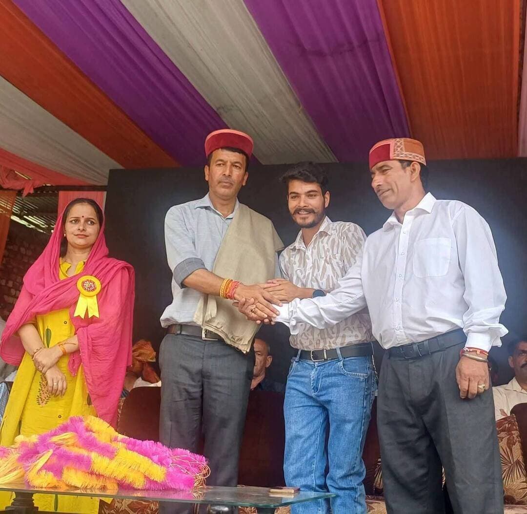 तेलका छिंज मेले में दूसरे दिन पंचायत समिति उपाध्यक्ष मदन ठाकुर ने बतौर अतिथि शिरकत की। कमेटी सदस्यों अतिथि को सम्मानित किया।
Suneel Pahadi