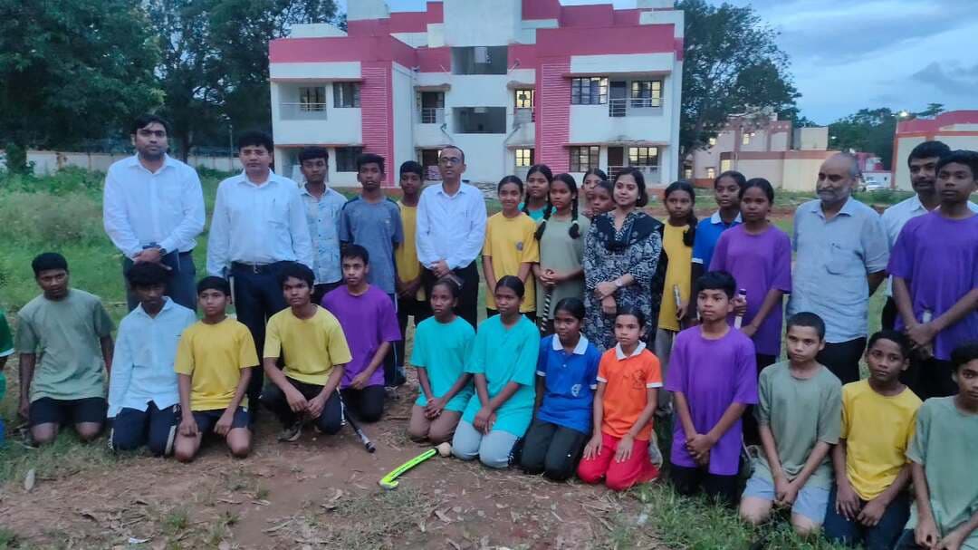 कलेक्टर श्री अजीत वसंत ने नवीन मेडिकल कॉलेज गंगापुर,लुण्ड्रा ब्लॉक के कस्तूरबा एवं एकलव्य आवासीय विद्यालयों का किया निरीक्षण
नवीन मेडिकल कॉलेज के संपूर्ण निर्माण कार्य के प्रोजेक्ट को दिसंबर 2027 तक पूर्ण करने के निर्देश दिए
विद्यार्थियों की शिक्षा, स्वास्थ्य, भोजन एवं आवासीय सुविधाओं को बेहतर बनाने दिए आवश्यक निर्देश
बच्चों से सहज संवाद कर जानी समस्याएं, खेल सामग्री एवं कंप्यूटर शिक्षक की व्यवस्था के निर्देश
@chhattisgarhcmo @dpr.chhattisgarh @tribalcggov
