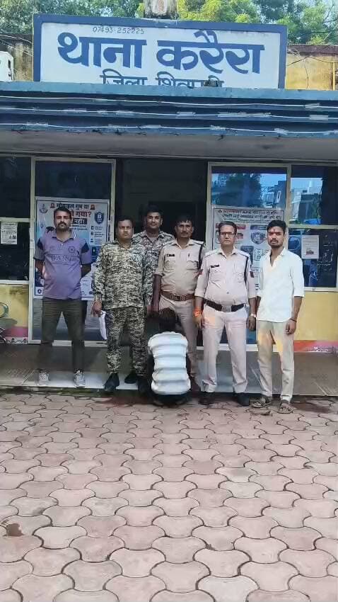 करैरा पुलिस की अवैध शराब पर कार्रवाई, 60 लीटर कच्ची शराब जब्त
करैरा। अवैध शराब के खिलाफ चलाए जा रहे अभियान के तहत करैरा थाना पुलिस ने कार्रवाई करते हुए 60 लीटर हाथ भट्टी की कच्ची शराब जब्त की है। बरामद शराब की अनुमानित कीमत 12 हजार रुपये बताई गई है। पुलिस ने मामले में एक आरोपी को गिरफ्तार किया है।
पुलिस के अनुसार, 12 सितंबर 2026 को मुखबिर से सूचना मिली थी कि आनंद सागर रोड की तरफ एक व्यक्ति दो बड़ी प्लास्टिक की कैनों में कच्ची शराब लेकर बिक्री के लिए खड़ा है। सूचना की तस्दीक के लिए पुलिस टीम मौके पर पहुंची। पुलिस को देखकर एक व्यक्ति भागने लगा, जिसे पुलिसकर्मियों ने घेराबंदी कर पकड़ लिया।
पूछताछ में आरोपी ने अपना नाम राजू जाटव पुत्र नाथूराम जाटव, उम्र 26 वर्ष, निवासी हरदौल मंदिर के पास करैरा, जिला शिवपुरी बताया।
पुलिस ने आरोपी के कब्जे से दो प्लास्टिक की कैन, जिनमें करीब 30-30 लीटर, कुल 60 लीटर हाथ भट्टी की कच्ची शराब बरामद की। बरामद शराब की कीमत करीब 12 हजार रुपये बताई गई है।
मामले में करैरा थाना पुलिस ने आरोपी के खिलाफ अपराध क्रमांक 634/26, धारा 34(2) आबकारी एक्ट के तहत प्रकरण दर्ज कर उसे गिरफ्तार किया है।
👮 वरिष्ठ अधिकारियों के निर्देशन में कार्रवाई
यह कार्रवाई पुलिस अधीक्षक श्रीमती यांगचेन डोलकर भुटिया के निर्देशन में, अतिरिक्त पुलिस अधीक्षक आर.डी. प्रजापति एवं एसडीओपी करैरा आनंद राय के मार्गदर्शन में तथा थाना प्रभारी निरीक्षक विनोद सिंह छावई के नेतृत्व में की गई।
सराहनीय भूमिका: थाना प्रभारी निरीक्षक विनोद छावई