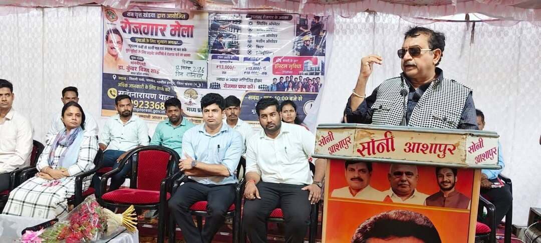 चारखेड़ा में वन विभाग का रोजगार मेला सम्पन्न
---
युवाओं को रोजगार के बेहतर अवसर उपलब्ध कराने और उन्हें देश की प्रतिष्ठित कंपनियों से सीधे जोड़ने की दिशा में वन विभाग द्वारा खंडवा जिले में एक महत्वपूर्ण एवं अभिनव पहल करते हुए शनिवार को चारखेड़ा के बटरफ्लाई पार्क में वृत्त स्तरीय रोजगार मेले का आयोजन किया गया। कैबिनेट मंत्री डॉ. कुंवर विजय शाह के मुख्य आतिथ्य में आयोजित इस रोजगार मेले में सीसीएफ खंडवा श्री बसु कनोजिया एवं डीएफओ खंडवा श्री राकेश कुमार डामोर सहित वन विभाग के अधिकारी एवं कर्मचारी उपस्थित रहे।
इस अवसर पर मंत्री डॉ. कुंवर विजय शाह ने वन विभाग खंडवा की इस पहल की सराहना करते हुए कहा कि युवाओं को रोजगार के अवसर उपलब्ध कराना सरकार की प्राथमिकताओं में शामिल है। इस प्रकार के रोजगार मेले युवाओं और रोजगार प्रदाता कंपनियों के बीच सीधा संपर्क स्थापित करने का प्रभावी माध्यम हैं। मंत्री डॉ विजय शाह ने कहा कि वन विभाग खंडवा द्वारा आयोजित यह रोजगार मेला इस बात का उदाहरण है कि वन विभाग केवल वन एवं पर्यावरण संरक्षण तक सीमित न रहते हुए वन क्षेत्रों एवं आसपास निवास करने वाले युवाओं के सामाजिक एवं आर्थिक विकास के लिए भी निरंतर कार्य कर रहा है। उन्होंने कहा कि युवाओं को रोजगार से जोड़कर उन्हें आत्मनिर्भर बनाने की दिशा में विभाग की यह पहल निश्चित रूप से महत्वपूर्ण कदम है।
मंत्री डॉक्टर विजय शाह ने इस अवसर पर संबोधित करते हुए कहा कि प्रदेश सरकार युवाओं को आत्मनिर्भर बनाने के लिए इस तरह के रोजगार मिले आयोजित करती है। उन्होंने कहा कि जनजातीय वर्ग के युवाओं को बेहतर रोजगार दिलाने के लिए सरकार हर संभव मदद कर रही है। जनजातीय वर्ग के युवाओं को उच्च शिक्षित करने, तथा उच्च शिक्षा के लिए विदेश जाने पर छात्रवृत्ति एवं आर्थिक सहायता के रूप में भी सरकार मदद देती है। मंत्री डॉ. शाह ने कहा कि हरसूद एवं खालवा क्षेत्र के जनजातीय वर्ग के कम पढ़े लिखे हुए युवाओं को आत्मनिर्भर बनाने के लिए उन्हें सिक्योरिटी गार्ड या हैवी व्हीकल ड्राइवर का भी प्रशिक्षण एवं लाइसेंस दिलाया जाएगा ताकि वे पहले से अधिक आय प्राप्त कर सकें।
डीएफओ श्री राकेश डामोर ने बताया कि वन विभाग खंडवा द्वारा आयोजित इस रोजगार मेले में देश की 50 से अधिक कंपनियों ने सहभागिता की। रोजगार की तलाश कर रहे क्षेत्र के युवाओं के लिए वन विभाग की यह पहल एक महत्वपूर्ण अवसर साबित हुई। मेले में 5वीं, 8वीं, 10वीं एवं 12वीं पास तथा स्नातक की पढ़ाई पूर्ण नहीं कर सके युवाओं सहित 1000 से अधिक युवक-युवतियों ने उत्साहपूर्वक भाग लिया। रोजगार मेले में आयोजित चयन प्रक्रिया के माध्यम से लगभग 500 युवक-युवतियों का चयन विभिन्न कंपनियों में रोजगार के लिए किया गया। चयनित युवाओं को संबंधित कंपनियों द्वारा दो माह का प्रशिक्षण दिया जाएगा। प्रशिक्षण अवधि के दौरान उन्हें 13,000 रुपये तक का भत्ता प्रदान किया जाएगा। प्रशिक्षण पूर्ण होने के पश्चात युवाओं को उनकी योग्यता एवं कार्य के अनुसार 20,000 से 25,000 रुपये तक मासिक वेतन पर रोजगार के अवसर मिलेंगे। कार्यक्रम के सफल आयोजन में वनमंडल खंडवा एवं वन विभाग के अधिकारियों-कर्मचारियों की महत्वपूर्ण भूमिका रही। रोजगार मेले में युवाओं की उत्साहजनक सहभागिता और बड़ी संख्या में हुए चयन से क्षेत्र में रोजगार एवं आत्मनिर्भरता की दिशा में सकारात्मक संदेश गया।
Jansampark Madhya Pradesh
General Administration Department, MP
Department of Tribal Welfare, Madhya Pradesh
Panchayat, Rural Development and Social Welfare Department of Madhya Pradesh
Department of Forest, Madhya Pradesh
#khandwa