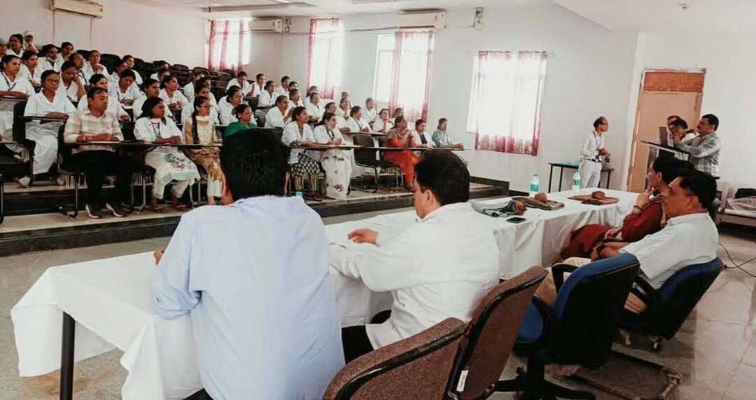 "एनक्वास" की टीम ने शनिवार को भी जिला चिकित्सालय का किया निरीक्षण
---
जिला चिकित्सालय सह शासकीय चिकित्सा महाविद्यालय खंडवा में राष्ट्रीय गुणवत्ता मूल्यांकन प्रणाली अर्थात "एनक्वास" की टीम के डॉ तेज कुमार माथुर, डॉ अंजू पूनिया, डॉ प्रतिभा साईनाथ अठारे ने शुक्रवार के बाद शनिवार को भी जिला अस्पताल के विभिन्न विभागों का निरीक्षण किया।
टीम द्वारा अस्पताल में पैथोलॉजी लैब, ब्लड बैंक, लेबर रूम, आकस्मिक चिकित्सा कक्ष,पोस्ट ऑपरेटिव वार्ड, मेटरनिटी वार्ड, मेल मेडिकल वार्ड, स्क्रीन वार्ड, फीमेल मेडिकल वार्ड, ओपीडी, लॉन्ड्री, किचन,मेजर ओटी, एस.एन.सी.यू. यूनिट, गाइनीक ओ.टी., स्टोर रूम, मरचुर्री, पोषण पुनर्वास केंद्र,सीटी स्कैन,एक्स-रे विभाग सहित विभिन्न वार्डों में व्यवस्थाए देखी। इस दौरान टीम ने मरीजों के इलाज की व्यवस्था, स्वच्छता मानक, इंफेक्शन कंट्रोल, उपकरणों की क्रियाशीलता, बायोमेडिकल वेस्ट मैनेजमेंट और रिकॉर्ड संधारण का बारीकी से निरीक्षण किया।
टीम ने संबंधित विभागों के चिकित्सकों एवं पैरामेडिकल स्टाफ से चर्चा कर उनके द्वारा किये जा रहे कार्य की जानकारी लेते हुए मरीजों को मिलने वाली सुविधाओं का प्रत्यक्ष मूल्यांकन किया। निरीक्षण के दौरान मुख्य चिकित्सा एवं स्वास्थ्य अधिकारी डॉक्टर ओ.पी. जुगतावत, आर.एम.ओ. डॉक्टर कलमे, मेडिकल कॉलेज के अधीक्षक डॉ रंजीत बडोले, डॉ सुनील बाजोलिया, नोडल अधिकारी डॉ शक्ति सिंह राठौड़, डॉ स्वीटी तिर्की, डॉ रश्मि कौशल सहित अन्य अधिकारी कर्मचारी एवं पैरामेडिकल स्टाफ उपस्थित था।
यह निरीक्षण 10, 11 एवं 12 सितंबर को लगातार जारी रहा। इस तीन दिवसीय मूल्यांकन के पश्चात बैठक का आयोजन किया गया। इस समापन बैठक में उनके द्वारा मैटरनिटी ओटी, मेजर ओटी, मर्चुरी, किचन सहित अन्य वार्डों में दी जाने वाली स्वास्थ्य सेवाओं की सराहना की एवं जो कमियां पाई गई उसे सुधार हेतु आवश्यक निर्देश दिए l सिविल सर्जन डॉ अनिरुद्ध कौशल ने बताया कि एनक्यूएएस प्रमाणीकरण से न केवल अस्पताल की स्वास्थ्य सेवाओं की गुणवत्ता में और अधिक सुधार आएगा, बल्कि मरीजों को उच्च स्तरीय चिकित्सा सुविधाएं प्राप्त होंगी।
Jansampark Madhya Pradesh
General Administration Department, MP
Directorate of Health Services, Madhya Pradesh
IEC Cmho khandwa
#khandwa
