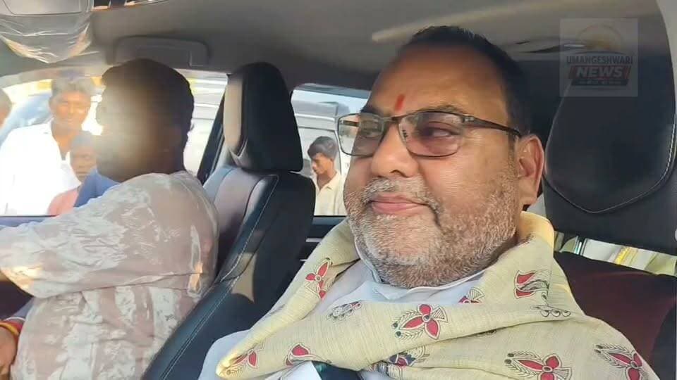 बाबा गणिनाथ ने शिक्षा से समाज को एकजुट और संस्कारी बनाने का काम किया - विधायक प्रमोद कुमार सिंह
RBR मैदान में 33वां पूजनोत्सव धूमधाम से संपन्न, विधायक ने कहा - उनके विचारों को आचरण में उतारना ही सच्ची श्रद्धांजलि
औरंगाबाद जिले के रफीगंज स्थित RBR खेल मैदान में बाबा गणिनाथ जी का 33वां पूजनोत्सव श्रद्धा और हर्षोल्लास के साथ मनाया गया। जयकारों से पूरा परिसर गूंज उठा।कार्यक्रम में रफीगंज विधायक प्रमोद कुमार सिंह भी शामिल हुए और बाबा गणिनाथ के जीवन और उनके योगदान को याद किया। इस दौरान विधायक प्रमोद कुमार सिंह ने कहा आज सिर्फ बाबा गणिनाथ का पूजनोत्सव मनाना ही काफी नहीं है। केवल जयंती और समारोह मनाने से उनकी आत्मा को शांति नहीं मिलेगी। जरूरत है उनके पदचिन्हों पर चलने की, उनके दिए हुए शिक्षा को अपने आचरण में उतारने की।
उन्होंने कहा, बाबा गणिनाथ ने अपना पूरा जीवन समाज के लिए समर्पित कर दिया। उन्होंने शिक्षा के बदौलत समाज को संगठित कैसे किया जाए, समाज को एकजुट करने का कार्य किया। समाज कैसे संस्कारी हो, समाज में कैसे सुविचार आए, इसके लिए उन्होंने निरंतर कार्य किया। उन्होंने तप, ज्ञान, सभ्यता और संस्कृति का जो ज्ञान दिया, उसे आज के युवाओं को अपने जीवन में उतारने की सबसे ज्यादा जरूरत है। अंत में विधायक ने इस भव्य आयोजन के लिए पूजनोत्सव कमेटी के सभी सदस्यों को बधाई एवं शुभकामनाएं दीं।
#Rafiganj #BabaGaninath #PramodKumarSingh #AurangabadNews #BiharNews