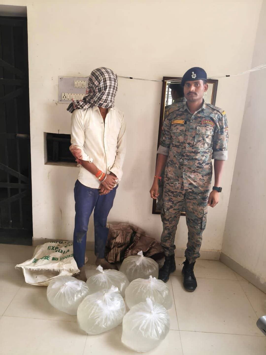 औरंगाबाद जिला के मदनपुर प्रखण्ड आंजन थाना पुलिस ने उत्तरी कोयल नहर के पास 60 लीटर महुआ शराब के साथ एक कारोबारी को गिरफ्तार किया। थानाध्यक्ष राहुल कुमार ने बताया कि बाइक पर बोरी में शराब ले जा रहे करमा निवासी मंटू कुमार (25) को पकड़ा गया है। दूसरा आरोपी फरार हो गया। आरोपी के विरुद्ध केस दर्ज कर जेल भेजा गया।