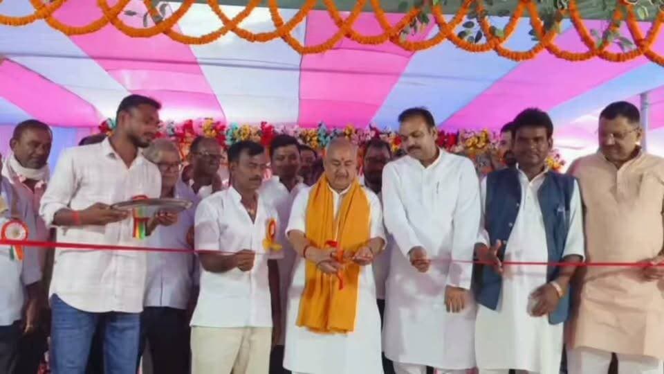रफिगंज में संत गणिनाथ के 33 वें पूजनोत्सव पर भव्य कार्यक्रम
औरंगाबाद जिला के रफीगंज आरबीआर खेल मैदान में शनिवार को 33वां बाबा गणिनाथ पूजनोत्सव धूमधाम से मनाया गया। विशाल मेला, सांस्कृतिक कार्यक्रम और महाभंडारे में हजारों श्रद्धालु उमड़े।कार्यक्रम का उद्घाटन पूर्व सांसद सुशील कुमार सिंह, पूर्व विधायक अशोक कुमार सिंह, विनय कुमार सिंह, सुबोध कुमार सिंह व डॉ. गोपाल प्रसाद ने दीप प्रज्वलित एवं फीता काटकर किया। अध्यक्षता विनय गुप्ता ने की, संचालन धीरज गुप्ता ने किया।पूर्व सांसद ने कहा- हम एक जात नहीं, पूरी जमात के नेता हैं।" विपक्ष पर वंशवाद का आरोप लगाया। गायिका कंचन सिंह और कलाकार सलोनी-सृष्टि की प्रस्तुति पर दर्शक झूमे।
#Rafiganj #BabaGaninathPujanotsav #SushilKumarSingh #AshokKumarSingh #AurangabadBihar #UmangeshwariNews