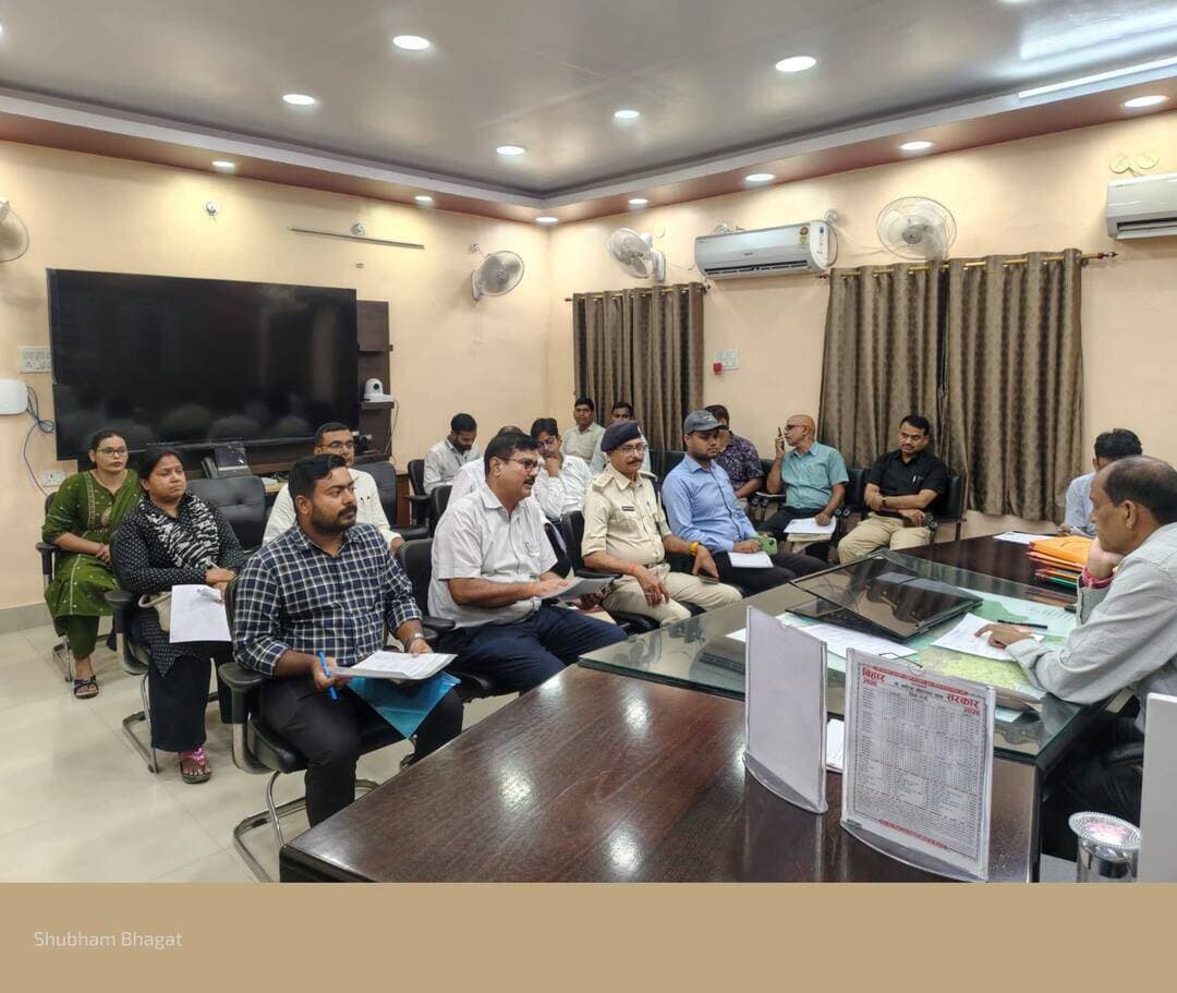 नशा मुक्ति अभियान को प्रभावी बनाने का निर्देश, हर माह पांच लोगों को नशे से मुक्त कराने का लक्ष्य
लखीसराय। जिला पदाधिकारी शैलेंद्र कुमार की अध्यक्षता में सामाजिक सुरक्षा, नशा मुक्त भारत अभियान एवं दिव्यांगजन सशक्तिकरण से संबंधित योजनाओं की समीक्षा बैठक हुई। बैठक में नशे के दुष्प्रभावों के प्रति जागरूकता, उपचार एवं पुनर्वास की स्थिति की समीक्षा की गई।
डीएम ने नशा मुक्ति अभियान को प्रभावी बनाने के लिए प्रत्येक माह कम-से-कम पांच लोगों को नशा मुक्त कराने का लक्ष्य निर्धारित कर कार्य करने का निर्देश दिया। उन्होंने प्रभावित लोगों की पहचान कर उन्हें उपचार उपलब्ध कराने तथा उपचार के बाद पुनर्वास एवं सामाजिक मुख्यधारा से जोड़ने पर जोर दिया।
बैठक में दिव्यांगजन सशक्तिकरण योजनाओं की भी समीक्षा हुई। बैटरी चालित ट्राई साइकिल वितरण के लिए गठित स्क्रीनिंग समिति के समक्ष 37 आवेदन प्रस्तुत किए गए। पात्र आवेदनों की जांच एवं स्क्रीनिंग की प्रक्रिया जारी है।
डीएम ने दिव्यांगजनों को सरकारी योजनाओं का लाभ सुगमता से उपलब्ध कराने के साथ सभी सरकारी कार्यालयों में आवश्यकतानुसार व्हीलचेयर और रैंप की व्यवस्था सुनिश्चित करने का निर्देश दिया। साथ ही दिव्यांगजनों के कार्यालय आने और उनके कार्यों के निष्पादन का समुचित अभिलेख रखने एवं नियमित निगरानी करने को कहा।
बैठक में डीडीसी सुमित कुमार, एसडीओ प्रभाकर कुमार, सिविल सर्जन डॉ. जयप्रकाश सिंह, डीईओ यदुवंश राम सहित अन्य पदाधिकारी मौजूद रहे।