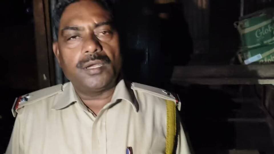 #बारां
बारां-कुशलपाल प्रजापति उर्फ मंगु की गांधी मार्केट स्थित बॉडी/ दुकान में मिला अवैध शराब का स्टॉक, सूचना पर पुलिस पहुंची मौके पर, दुकान मालिक कुशलपाल प्रजापति को बुलाया गया मौके पर, करीब एक घंटे बाद भी नहीं पहुंचा, दुकान के बाहर पुलिस जाप्ता तैनात, कुशलपाल प्रजापति बारां के कई भाजपा व कांग्रेस नेताओं का नजदीकी व्यक्ति व श्री राम स्टेडियम के सामने गन्ने के जूस का बताया जा रहा है व्यापारी, मामले में पुलिस की जांच और आगामी कार्रवाई जारी।।