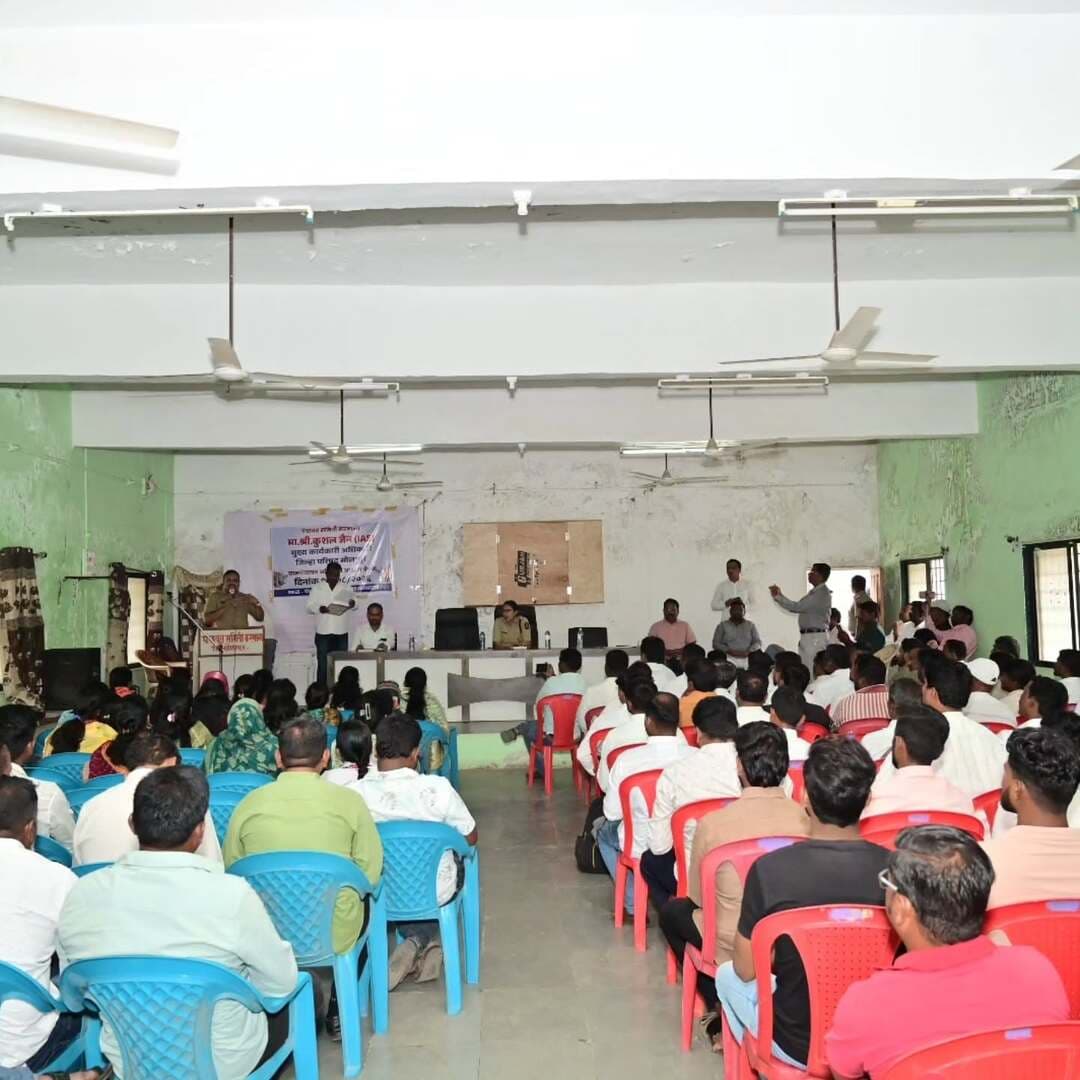 सोलापूर ग्रामीण पोलीस दलातील करमाळा उपविभागातील पोलीस ठाणे हद्दीमध्ये शांतता कमिटीची बैठक संपन्न गणेशोत्सव शांततेत सुरक्षिततेत व उत्साहात साजरा करण्यासाठी कायदा व सुव्यवस्था वाहतूक व्यवस्था धुनिक्षेपकाचा नियमानुसार वापर सामाजिक सलोखा तसेच प्रशासनाच्या सूचनांचे पालन करण्याबाबत मार्गदर्शनपर सूचना देण्यात आल्या