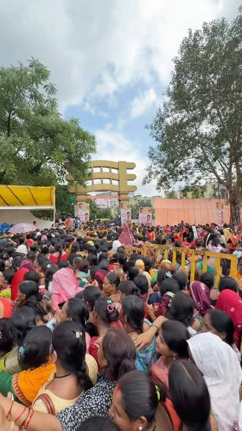 🪢❤️ रक्षाबंधन की उमंग, अमित शर्मा के संग! ✨
भोपाल के दक्षिण-पश्चिम विधानसभा क्षेत्र में रक्षाबंधन के अवसर पर भव्य आयोजन किया गया, जिसमें हजारों की तादाद में बहनें शामिल हुईं और अमित शर्मा जी को राखी बांधकर रक्षाबंधन का पर्व मनाया। 🙏
आयोजकों के अनुसार, इस वर्ष कार्यक्रम में पिछले वर्षों की तुलना में रिकॉर्ड भीड़ देखने को मिली। 🔥
इस खास अवसर पर बहनों को उपहार भेंट किए गए, जिससे कार्यक्रम की खुशियां और भी खास हो गईं। 🎁✨
इस खास आयोजन में जीतू पटवारी जी, विधायक आरिफ मसूद साहब समेत कई अन्य लोग भी शामिल हुए। 🙌
राखियों की रंगत, बहनों का उत्साह और रक्षाबंधन की खुशियों से सजा ये आयोजन दक्षिण-पश्चिम विधानसभा में खास रहा। 🪢❤️
📲 ऐसे ही भोपाल के लोकल कार्यक्रमों और लेटेस्ट अपडेट्स के लिए
Bhopal Events Update को Follow करें। 💚
#Bhopal #BhopalNews #BhopalEvents #RakshaBandhan #Rakshabandhan2026 Rakhi SouthWestBhopal DakshinPaschimVidhansabha BhopalUpdates MadhyaPradesh BhopalEventsUpdate AmitSharma