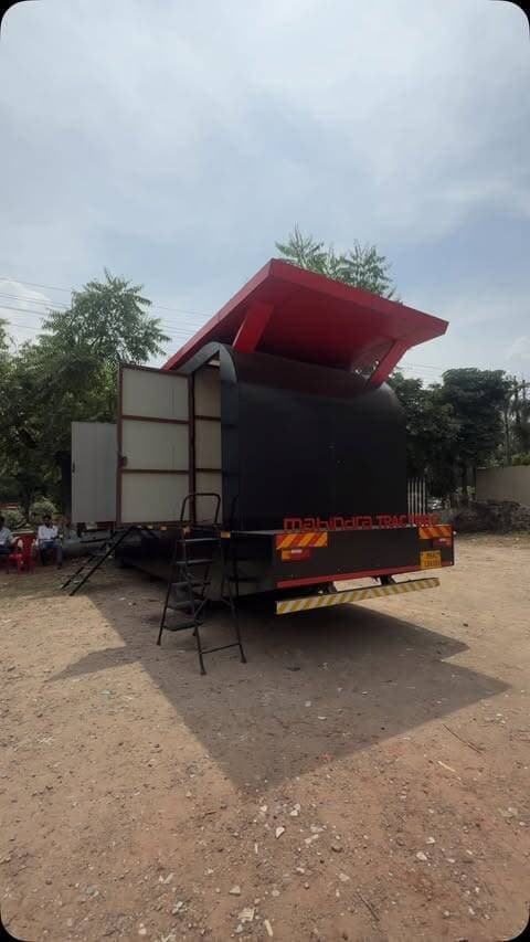 Agar main aapko bolu ki bina tractor chalaye aap tractor ride ka real jaisa experience le sakte ho… toh believe karoge? 👀🚜
Mujhe bhi pehle laga normal sa experience hoga, but jaise hi maine try kiya… bhai, scene hi alag tha! 😂
Mahindra ne yahan aisa setup kiya hai jahan 7D experience ke through aapko different-different terrains ka feel milta hai.
Kabhi aisa feel hota hai jaise kichad bhari road par tractor chala rahe ho, kabhi hills par off-roading, aur kabhi fields mein tractor se farming kar rahe ho.
Aur Mahindra ke tractors ki power aur tough performance waise bhi alag level ki hai, toh unka ye experience aur bhi interesting laga.
Sabse crazy part?
Mujhe literally ek point par laga ki main tractor ke upar baith ke hi ye sab kar raha hoon! 😂
Aur agar aapne kabhi tractor ride nahi li hai, toh ye experience definitely try karna chahiye.
Toh agar aapko bhi aisa 7D tractor experience chahiye, toh aap apne najdeeki Mahindra dealership par jaakar ise experience kar sakte ho! 🚜🔥