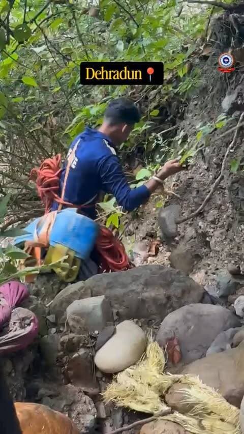 फायर सर्विस देहरादून को टपकेश्वर मंदिर के पीछे नदी में एक गाय के फंसे होने की सूचना पर फायर रेस्क्यू यूनिट देहरादून तत्काल घटनास्थल पर पहुंची।
देखा कि एक गाय 1-2 दिन पूर्व नदी के तेज बहाव में ऊपर से बहकर आई गाय अत्यधिक डरी-सहमी हुई थी, जिसके कारण वह स्वयं बाहर निकलने में असमर्थ थी।
फायर रेस्क्यू यूनिट द्वारा कार्यवाही करते हुए गाय को बाहर निकालने के लिए रेस्क्यू अभियान चलाया गया।
#UttarakhandPolice #DehradunFireService #AnimalRescue #HumanityFirst #JaiHind