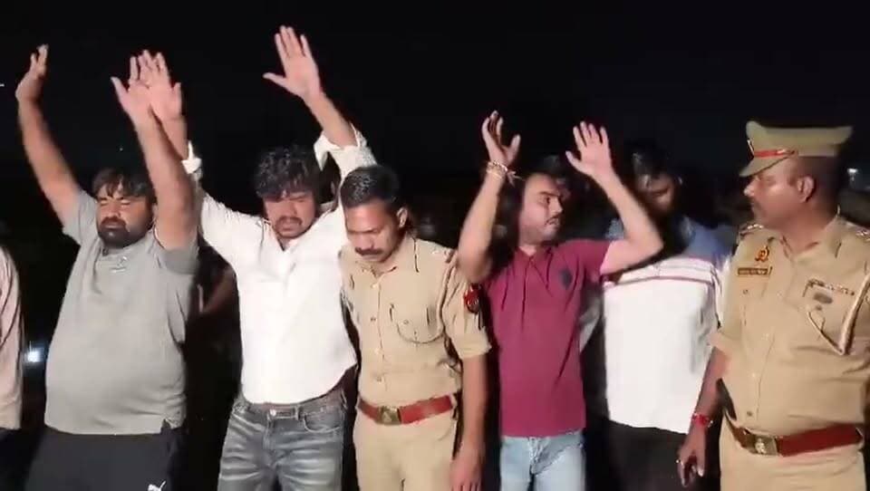 मुजफ्फरनगर में पुलिस और डकैतों के बीच आधी रात को मुठभेड़: 3 बदमाशों के पैर में लगी गोली, 3 गिरफ्तार; हाथ उठाकर मांगी माफी! उत्तर प्रदेश के मुजफ्फरनगर में आधी रात को पुलिस और अंतरराज्यीय गिरोह के आधा दर्जन डकैतों के बीच भीषण मुठभेड़ हो गई। मुठभेड़ के दौरान पुलिस की जवाबी कार्रवाई में 3 डकैत पैर में गोली लगने से घायल हो गए, जबकि 3 अन्य बदमाशों को पुलिस ने जंगलों में कॉम्बिंग ऑपरेशन चलाकर गिरफ्तार कर लिया। पुलिस की गोली लगते ही बेखौफ बदमाशों की सारी अकड़ निकल गई और उनकी चाल बदल गई। एनकाउंटर के बाद आरोपी हाथ उठाकर सरेंडर करते हुए पुलिस से अपनी जान की भीख और माफी मांगते नजर आए। पुलिस ने सभी बदमाशों के कब्जे से अवैध असलहा और कारतूस बरामद कर आगे की विधिक कार्रवाई शुरू कर दी है। वीडियो क्रेडिट : सोशल मीडिया #muzaffarnagar #UPPolice #PoliceEncounter #muzaffarnagar #UP #BreakingNews
