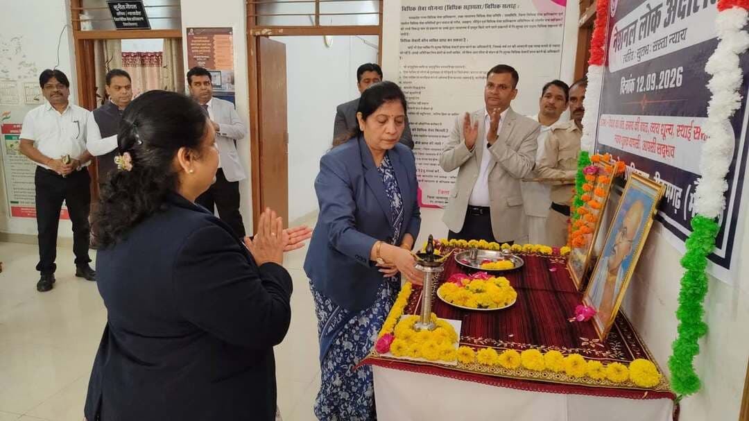 नेशनल लोक अदालत में 1891 प्रकरणों का निराकरण किया गया, कुल राशि 42913938 रूपये का अवार्ड पारित किये गये
--
माननीय राष्ट्रीय विधिक सेवा प्राधिकरण नई दिल्ली एवं म.प्र. राज्य विधिक सेवा प्राधिकरण जबलपुर के निर्देशानुसार आज नेशनल लोक अदालत का आयोजन जिला मुख्यालय टीकमगढ़ सहित तहसील निवाड़ी, जतारा एवं ओरछा न्यायालय में किया गया। जिला न्यायालय परिसर स्थित कार्यालय जिला विधिक सेवा प्राधिकरण, ए.डी.आर. भवन में माननीय प्रधान जिला एवं सत्र न्यायाधीश/अध्यक्ष जिला विधिक सेवा प्राधिकरण श्रीमती प्रवीणा व्यास के द्वारा नेशनल लोक अदालत का शुभारंभ मां सरस्वती एवं महात्मा गांधी के चित्र पर माल्यार्पण कर किया गया।
नेशनल लोक अदालत के शुभारंभ समारोह में कुटुम्ब न्यायालय के प्रधान न्यायाधीश श्री शमरोज खान, विशेष न्यायाधीश श्री अशरफ अली, जिला न्यायाधीश श्री राजकुमार गुप्ता, श्रीमती राजेश्वरी कुमरे, श्री कमलेश भरकुंडिया, मुख्य न्यायिक मजिस्टेट श्री आशीष कुमार केशरवानी, जिला रजिस्ट्रार श्री मुदित लटौरिया, सहित सभी न्यायाधीशगण, सचिव जिला विधिक सेवा प्राधिकरण श्रीमती सुनीता गोयल, जिला विधिक सहायता अधिकारी श्री अनुज कुमार चंसौरिया, जिला अधिवक्ता संघ अध्यक्ष श्री अनिल त्रिपाठी, जिला अभियोजन अधिकारीगण, विद्युत विभाग के अधिकारीगण, बैंक अधिकारीगण, एलएडीसीएस के पदाधिकारीगण सहित अन्य अधिकारी/कर्मचारीगण उपस्थित रहे।
नेशनल लोक अदालत में जिला एवं तहसील न्यायालयों में लंबित एवं प्रीलिटीगेशन प्रकरणों के निराकरण हेतु 26 न्यायिक खण्डपीठों का गठन किया गया था। उक्त खण्डपीठों में न्यायालयों में लंबित विद्युत अधिनियम के 83 प्रकरण, आपराधिक शमनीय 159 प्रकरण, चैक बाउन्स के 58 प्रकरण, क्लेम के 23 प्रकरण, पारिवारिक विवाद के 158 प्रकरण, सिविल के 24 प्रकरण, ट्रैफिक चालान के 413 प्रकरण, तथा अन्य प्रकरणों सहित न्यायालयों में लंबित कुल 998 प्रकरणों का निराकरण किया गया। जिनमें कुल राशि 29968558/- रूपये के अवार्ड पारित किये गये। इसके साथ ही नगर पालिकाओं के जलकर, सम्पत्ति कर, बैंक बसूली व अन्य प्री-लिटीगेशन के कुल 893 प्रकरणों का निराकरण किया गया जिनमें राशि 12945380/- रूपये की बसूली की गयी। इस प्रकार कुल 1891 प्रकरणों का निराकरण किया गया जिसमें कुल राशि 42913938/- रूपये का अवार्ड पारित किये गये। लाभांवित पक्षकारों को न्यायबृक्ष के रूप में छायादार एवं फलदार पौधे प्रदाय किये गये।
#JansamparkMP
#Jansamparktikamgarh
#tikamgarh