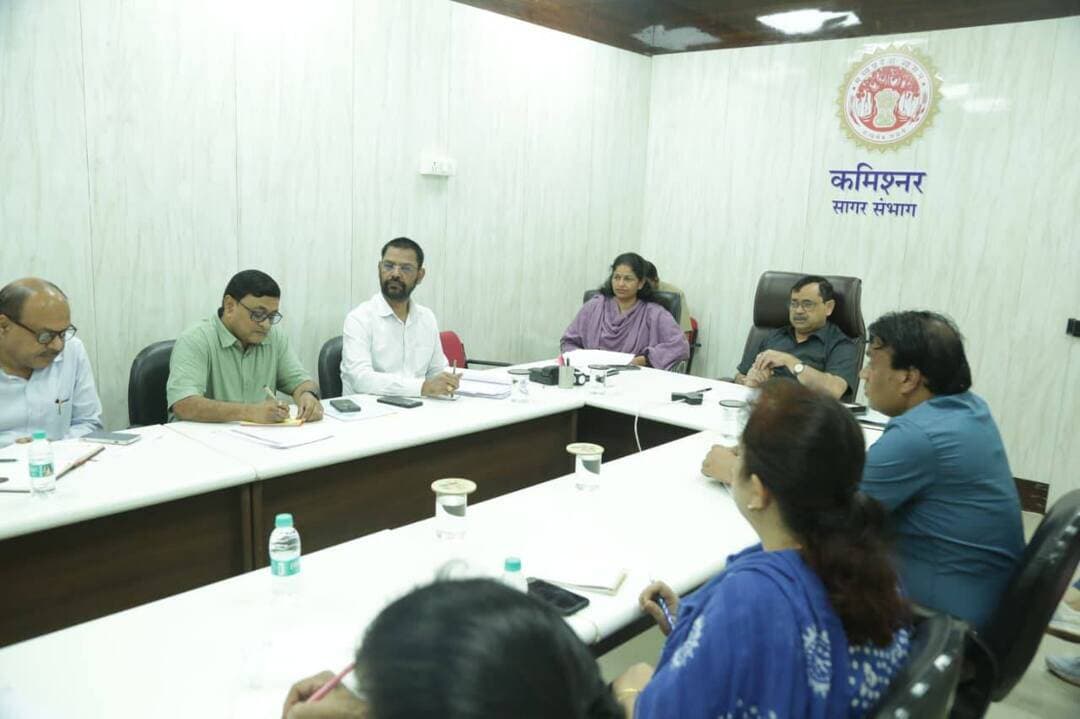 संभागायुक्त श्री दिलीप कुमार ने स्वामीत्व योजना की समीक्षा कर दिए शत-प्रतिशत क्रियान्वयन के निर्देश
--
सागर संभागीय आयुक्त श्री दिलीप कुमार ने संभाग अंतर्गत स्वामित्व योजना के क्रियान्वयन एवं प्रगति की विस्तृत समीक्षा की। बैठक में संभाग के समस्त जिलों के कलेक्टर, राजस्व अधिकारी एवं संभागीय व जिला स्तरीय संबंधित विभागों के अधिकारी उपस्थित रहे।
संभागीय आयुक्त ने योजना के तहत शेष बचे कार्यों को समयबद्ध सीमा में पूर्ण करने हेतु स्पष्ट निर्देश जारी किए। जहां उन्होंने कहा है कि जहां भी तकनीकी या प्रशासनिक बाधाएं आ रही हैं, उनका तत्काल निराकरण किया जाए।
स्वामित्व पत्रों के वितरण से पूर्व प्राप्त होने वाले दावे-आपत्तियों का निराकरण पारदर्शी और त्वरित प्रक्रिया से किया जाए, ताकि किसी भी प्रकार का भू-विवाद उत्पन्न न हो। तैयार किए गए अधिकार अभिलेखों का वितरण पात्र हितग्राहियों को प्राथमिकता के आधार पर सुनिश्चित किया जाए।
इसी प्रकार राजस्व एवं पंचायत एवं ग्रामीण विकास के अधिकारी आपस में निरंतर समन्वय बनाकर कार्य करें, जिससे क्रियान्वयन में कोई विलंब न हो।
संभाग आयुक्त ने स्पष्ट किया कि योजना की प्रगति की समीक्षा हर सप्ताह जिला एवं संभाग स्तर पर की जाएगी। कार्य में लापरवाही बरतने वाले अधिकारियों के विरुद्ध सख्त प्रशासनिक कार्रवाई की जाएगी।
बैठक के अंत में आयुक्त श्री दिलीप कुमार ने निर्देश दिए कि शासन की इस अतिमहत्वकांक्षी योजना का लाभ अंतिम व्यक्ति तक पहुंचे और ग्रामीण क्षेत्रों में संपत्तियों के डिजिटलीकरण का कार्य गुणवत्ता के साथ पूर्ण किया जाए।
बैठक में एनआईसी कक्ष टीकमगढ़ से कलेक्टर श्री विवेक श्रोत्रिय, जिला पंचायत सीईओ श्री विशाल धाकड़, अपर कलेक्टर श्री शिवप्रसाद मंडराह सहित संबंधित अधिकारी उपस्थित रहे।
#JansamparkMP
#Jansamparktikamgarh
#tikamgarh