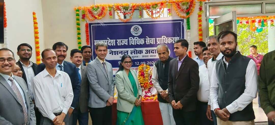नेशनल लोक अदालत में कुटुम्ब न्यायालय मुरैना में 60 पारिवारिक मामलों का निपटारा
24 प्रकरणों में पति-पत्नी के बीच सुलह, हंसी-खुशी साथ लौटे दंपति
नेशनल लोक अदालत के अवसर पर जिला न्यायिक स्थापना मुरैना में आयोजित लोक अदालत में कुटुम्ब न्यायालय के लंबित भरण-पोषण एवं अन्य पारिवारिक मामलों में कुल 60 प्रकरणों का निपटारा किया गया। इनमें 24 प्रकरणों में पति-पत्नी के बीच आपसी सुलह कराई गई।
कुटुम्ब न्यायालय के प्रधान न्यायाधीश श्री हितेंद्र द्विवेदी ने पक्षकारों को मध्यस्थता एवं आपसी राजीनामे के लाभ समझाते हुए कहा कि आपसी सहमति से मुकदमे के निपटारे में किसी की हार नहीं होती, बल्कि दोनों पक्षों की जीत होती है। उन्होंने पति-पत्नी की समस्याओं को सुनकर आपसी मन-मुटाव दूर करने और सुखमय पारिवारिक जीवन के लिए समझाइश दी।
लोक अदालत में गोपालपुरा, मुरैना के एक दंपति के वर्ष 2024 से लंबित भरण-पोषण विवाद का भी समाधान कराया गया। दोनों पक्ष वर्ष 2024 से अलग रह रहे थे तथा उनके बीच अन्य प्रकरण भी लंबित थे।
प्रधान न्यायाधीश की समझाइश एवं आपसी संवाद के बाद दोनों पति-पत्नी साथ रहने के लिए सहमत हुए और खुशी-खुशी अपने घर लौटे। उन्हें आपसी प्रेम एवं सौहार्द का प्रतीक स्वरूप माला पहनाई गई तथा एक पौधा भेंट किया गया।
इसी प्रकार बामौर, जिला मुरैना के एक दंपति के वर्ष 2022 से लंबित भरण-पोषण विवाद का भी आपसी सहमति से निराकरण किया गया। दोनों लंबे समय से अलग रह रहे थे और उनके बच्चे भी मां के साथ रह रहे थे। प्रधान न्यायाधीश की समझाइश के बाद दोनों के बीच सुलह हुई और वे साथ-साथ घर लौटे। इस अवसर पर उन्हें माला पहनाकर प्रेम एवं सौहार्द का संदेश दिया गया तथा पौधा भेंट किया गया।
लोक अदालत में हुए इन समझौतों ने यह संदेश दिया कि संवाद, समझदारी और आपसी सहमति से पारिवारिक विवादों का सुखद समाधान संभव है।
#JansamparkMP #morena2026 #Morena #MadhyaPradesh Jansampark Madhya Pradesh