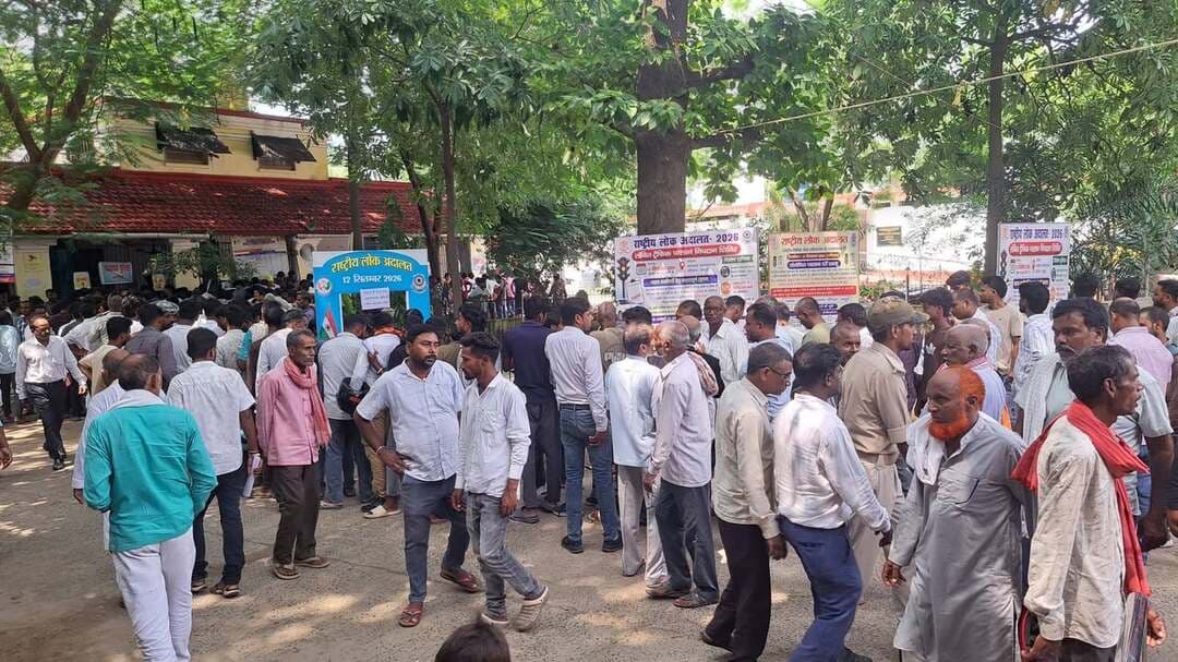 जमुई व्यवहार न्यायालय में आयोजित राष्ट्रीय लोक अदालत में सबसे ज्यादा भीड़ परिवहन विभाग के काउंटर पर लगी रही, लंबी कतार में लोग खड़े रहे, यहां 90 दिनों से अधिक ई चालान का किया गया निपटारा