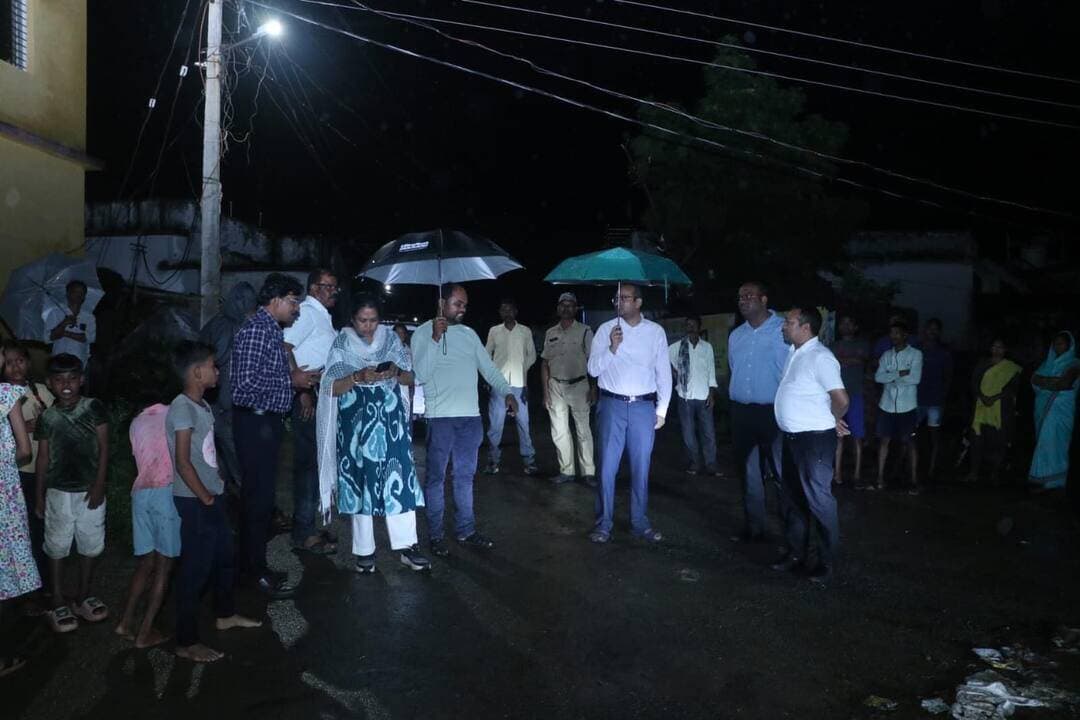 उत्तर बस्तर कांकेर 12 सितंबर 2026 / जिले में लगातार बारिश को देखते हुए कलेक्टर श्री कुन्दन कुमार ने नदी-नालों, जल भराव वाले क्षेत्रों पर सतत निगरानी रखते हुए सभी आवश्यक कदम उठाने के लिए अधिकारियों को निर्देशित किया है। कलेक्टर के निर्देशानुसार अपर कलेक्टर श्री जितेन्द्र कुर्रे, एसडीएम कांकेर श्रीमती सरस्वती बंजारे, तहसीलदार,मुख्य नगरपालिका अधिकारी सहित जिले के प्रशासनिक अधिकारियों ने शहरी एवं ग्रामीण इलाकों का निरीक्षण कर जलभराव वाले क्षेत्रों का अवलोकन किया एवं नागरिकों से चर्चा करते हुए सतर्कता बरतने के संबंध में समझाईश दी। कांकेर शहर के शांतिनगर इलाके में दूध नदी में जल स्तर बढ़ने से कुछ समय के लिए लगभग 10 परिवारों को सामाजिक भवन में ठहराया गया था,जो नदी का जल स्तर घटते ही अपने घरों को लौट गए। प्रशासनिक अधिकारियों ने उन्हें सतर्कता बरतने की समझाइश दी है, साथ ही प्रशासनिक अधिकारियों द्वारा लगातार निगरानी रखी जा रही है।