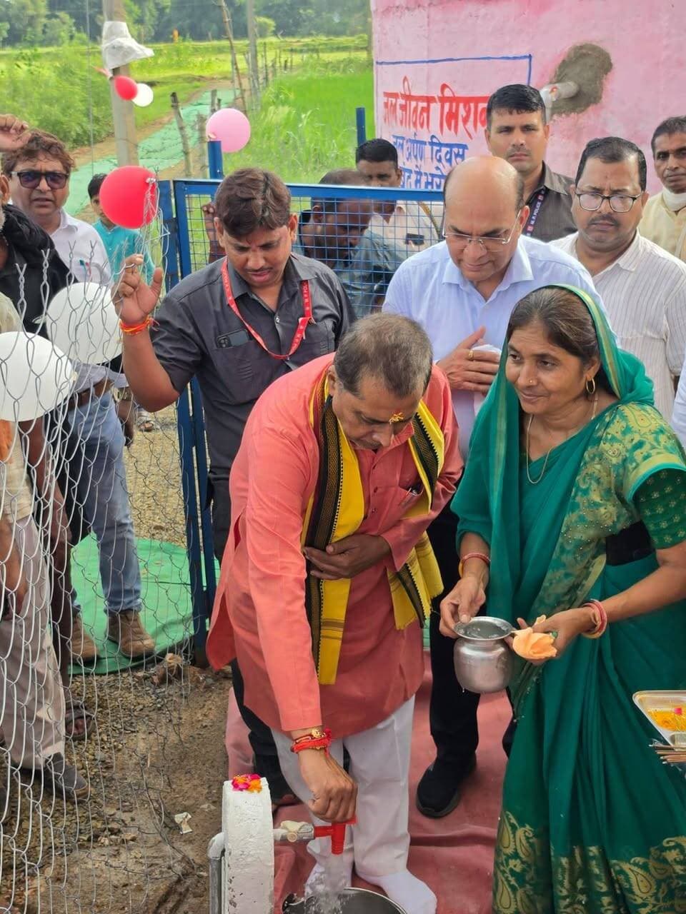 विधायक श्री पटेल की उपस्थिति में ग्राम नल जल योजना ग्राम पंचायत को हस्तांतरित की गयी
---------
#जल_जीवन_मिशन के अन्तर्गत स्वीकृत पुनरीक्षित एकल ग्राम नल जल योजना का कार्य पूर्ण कर ग्रामीणों को स्वच्छ पेयजल उपलब्ध कराया जा रहा है। विधायक मऊगंज श्री प्रदीप पटेल की उपस्थिति में मऊगंज जनपद के ग्राम देवरी शिवमंगल सिंह में एकल ग्राम नल जल योजना ग्राम पंचायत को हस्तांरित की गयी। इस अवसर पर विधायक श्री पटेल ने कहा कि जल महोत्सव कार्यक्रम के तहत यह आयोजन ग्रामवासियों के लिए बड़ी सौगात है। अब उन्हें नल के माध्यम से स्वच्छ पेयजल उपलब्ध होने लगेगा। विधायक श्री पटेल ने इस अवसर पर पेयजल का स्वाद भी चखा। कार्यक्रम में सीईओ जनपद मऊगंज परमानंद तिवारी, कार्यपालन यंत्री पीएचई संजय पाण्डेय सहित विभागीय अधिकारी उपस्थित रहे।
Jansampark Madhya Pradesh
Department of Public Health Engineering, Madhya Pradesh
#mauganj