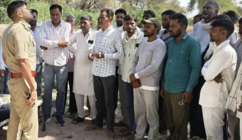 छह दिन बाद समाप्त हुई स्कूल की तालाबंदी ,
- टंकी पर चढ़े पांच युवक नीचे उतरे
-अधिकारियों के साथ वार्ता में बनी सहमति
बीकानेर । खाजूवाला क्षेत्र में 1 केजेडी गांव के राजकीय विद्यालय में भवन निर्माण की मांग को लेकर पिछले छह दिनों से चल रहा धरना और स्कूल की तालाबंदी आखिरकार प्रशासन और आंदोलनकारियों के बीच बनी सहमति के बाद समाप्त हो गया। वहीं पिछले तीन दिनों से पानी की टंकी पर चढ़े पांच युवकों को भी प्रशासन के आश्वासन के बाद सुरक्षित नीचे उतार लिया गया। पानी की टंकी पर राजपाल साहरण, मोहनलाल चौहान, थाणासिंह, हरदीप सिंह और भागीरथ चौहान तीन दिनों से डटे हुए थे। युवकों ने विद्यालय भवन निर्माण की मांग को लेकर टंकी पर चढ़कर आंदोलन शुरू किया था।
शनिवार को एसडीएम प्रभजोत सिंह ने आंदोलनकारी कमेटी के साथ वार्ता की। इस दौरान सीओ विजयपाल यादव और सीबीईओ हरदेव सिंह भी मौके पर पहुंचे। प्रशासन की ओर से विधायक की अनुशंसा पर विद्यालय में दो कमरे और टीन शेड बनवाने का आश्वासन दिया गया। साथ ही एक कमरे और बरामदे का निर्माण कार्य जल्द शुरू करने पर सहमति बनी।
प्रशासन के आश्वासन के बाद टंकी पर चढ़े पांचों युवकों ने नीचे उतरकर आंदोलन समाप्त किया। इसके बाद ग्रामीणों और छात्रों ने भी विद्यालय की तालाबंदी खोल दी और छह दिनों से चल रहा धरना समाप्त कर दिया। आंदोलनकारियों का कहना था कि विद्यालय में भवन की कमी के कारण बच्चों को लंबे समय से परेशानी का सामना करना पड़ रहा था। ग्रामीणों द्वारा लगातार मांग उठाए जाने के बाद आखिरकार प्रशासन के साथ वार्ता में समाधान की दिशा में सहमति बनी।