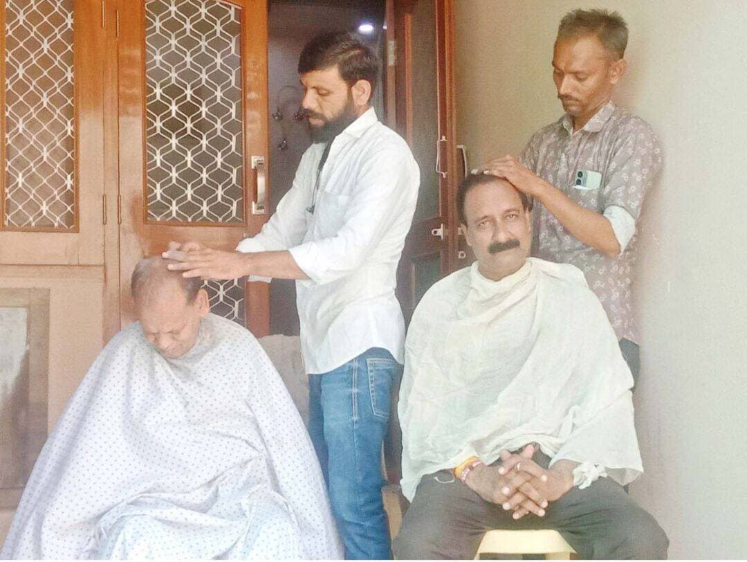 आत्म व परमात्म तत्व की प्रधानता को समझें तथा शरणं ले-आचार्य श्री रामलालजी म.सा.
बीकानेर। अखिल भारतीय साधुमार्गी जैन संघ के हुक्म संघ के नवम पट्टधर आचार्य श्री रामलालजी म.सा. ने छबीली घाटी के सेवा सदन में पर्युषण पर्व के पांचवें दिन शनिवार को प्रवचन में कहा कि आत्म व परमात्म तत्व की प्रधानता को समझें तथा उसकी शरण लें।
उन्होंने कहा कि सभी तीर्थंकरों व मोक्ष प्राप्त करने वाली पुण्य आत्माओं ने आत्म व परमात्म तत्व की शरण लेकर साधना, आराधना व भक्ति कर उदार किया। कैवल्य ज्ञान प्राप्त तीर्थंकरों की देशना और संदेश जीव मात्र के कल्याण के लिए है, इसमें किसी वर्ग, जाति व समुदाय का भेद नहीं है। तीर्थंकरों तथा चारित्र आत्माओं की देशना व उनके बताए मार्ग पर चलकर संयम, सत्य, अहिंसा आदि नियमों की पालना कर साधना, आराधना व भक्ति करने वाले कल्याण के पात्र होते है।
उन्हांने कहा कि धर्म आध्यात्म के मार्ग में दलाली पाप व नरक के कर्म बंधन को बांधती है। धर्म के नाम या पाप पुण्य का डर दिखाकर धन वसुलना, झूठे चमत्कार दिखाकर खुद को भगवान का सीधा दूत या प्रतिनिधि बताना, ज्ञान, ध्यान और मुक्ति केे मार्ग को महंगे अनुष्ठानों और शुल्कों से जोड़ने वाले कार्य धर्म-अध्यात्म की दलाली में आते है। उन्होंने कहा कि धर्म-आध्यात्मिक मार्ग में किसी बिचौलिए के बिना, अपने भीतर झांकते हुए आत्म व परमात्म स्वरूप को पहचानते हुए सुदेव, सुगुरु की शरण लेकर आंतरिक शुद्धि के साथ सच्ची साधना करें। चारित्र आत्माओं ने बताया कि धर्म में दलाली से जैन दर्शन के अनुसार (कर्म सिद्धांत) गोत्र कर्म बंध होता है। आत्मा द्वारा कर्म को आकर्षित और संग्रहित करने की प्रक्रिया को ही गोत्र कर्म बंध कहा जाता है। गोत्र कर्म आत्मा को संसार में एक विशिष्ट कुल या वंश में जन्म लेने के लिए बाध्य करता है।
आचार्य प्रवर के सान्निध्य में रिकार्ड तपस्याएं
आचार्य प्रवर व उपाध्याय प्रवर की प्रेरणा व आशीर्वाद से अखिल भारतवर्षीय साधुमार्गी संघ व श्री साधुमार्गी सेवा समिति के मंत्री सुरेश बच्छावत ने बताया कि चारित्र आत्माओं की प्रेरणा से श्रावक-श्राविकाएं ’’पचखाण से निर्वाण’’, नई उमंग,नए संकल्प के साथ पर्युषण पर्व में देश-प्रदेश साधुमार्गी जैन संघ के मुनि व साध्वीवृंद के सान्निध्य में हजारों श्रावक-श्राविकां एक से 31 दिन की तपस्याएं रहे है। इनमें उपवास, एकासन, एकल ठाणा, आयंबिल, नीवीं , दया व्रत, बेला, तेला के साथ 15 सितम्बर तक सामूहिक 9 की तपस्या करने वाले साधकों की संख्या सैकड़ों में है।
साधुमार्गी सेवा समिति के कार्याध्यक्ष सुरेन्द्र दस्साणी व अध्यक्ष कन्हैयालाल बैद ने बताया कि रश्मि दस्साणी ने 12 की तपस्या का तथा समिति के सह मंत्री नवीन कोठारी सहित अनेक श्रावक श्राविकाओं ने तीन दिन (तेले) 5-6 दिन की तपस्या का संकल्प (पचखान) लिया। सभी तपस्वी व बड़ी संख्या में श्रावक-श्राविकाएं आध्यात्मिक उत्थान के लिए पचखान से निर्वाण के नियमों का पालन कर रहे है। प्रतिदिन भी ज्ञान, साधना, तप, रस परित्याग, यतना, इंद्रिय विजय व विविध पचखान ले कर पर्युषण पर्व की साधना कर रहे है।
’’लोच में क्या सोच’’
पर्युषण पर्व के दौरान छबीली घाटी में हाथों से बाल को उतारने का अस्थाई केन्द्र बनाया गया है। ’’लोच में क्या सोच’’ संकल्प के तहत प्रतिदिन स्थानीय व बाहर से आए श्रावक बालों का लोच करवा रहे है। साधुमार्गी जैन संघ के अहिंसा प्रचारक महेश नाहटा ने बताया कि मध्य प्रदेश से लोच के अनुभवी सैलून मास्टर संक्रमण से बचाते हुए राख व अन्य पारम्परिक सामग्री का उपयोग करते हुए नियमित श्रावकों के बालों का हाथों से लोच कर रहे है। उन्होंने बताया कि प्रतिक्रमण सीखों अभियान के तहत ’’प्रतिक्रमण’’ की पुस्तक में छोटे व बड़े प्रतिक्रमण की एक विधि है जो इस पुस्तक में प्रकाशित है।
’पर्युषण के रंग ज्ञान ध्यान के संग
चातुर्मास समर्पण-26 के मीडिया प्रभारी अमित गोलछा ने बताया कि ’पर्युषण के रंग ज्ञान ध्यान के संग अभियान के तहत शनिवार को नाम कर्म पर प्रतियोगिता हुई, जिसमें 108 श्रावक-श्राविकाओं ने हिस्सा लिया रविवार को प्रवचन के बाद 20 मिनट की गोत्र कर्म पर स्पर्द्धा होगी। आयुष्य कर्म पर शुक्रवार को हुई प्रतियोगिता में समता बांठिया प्रथम, कोमल सुखलेचा, तन्मय दुग्गड़ द्वितीय तथा शशि कला सेठिया, जया गोलछा व अक्षिता ललवानी समान अंकों से तृतीय रहेगी। प्रतियोगिताएं 15 सितम्बर तक चलेगी। अंचल व राष्ट्रीय स्तर पर श्रेष्ठ स्थान प्राप्त करने वाले प्रतिभागियों को नकद राशि, ट्रॉफी, धार्मिक पुस्तकें व प्रशिस्त पत्र प्रदान किया जाएगा। वरिष्ठ श्रावक सुशील बछावत ने विशेष शिविर व सेवा केन्द्र में चरित्र आत्मा के सान्निध्य में चलने वाले कार्यक्रमों की जानकारी दी तथा बाहर से आने वाले श्रावक-श्राविकाओं का स्वागत किया।