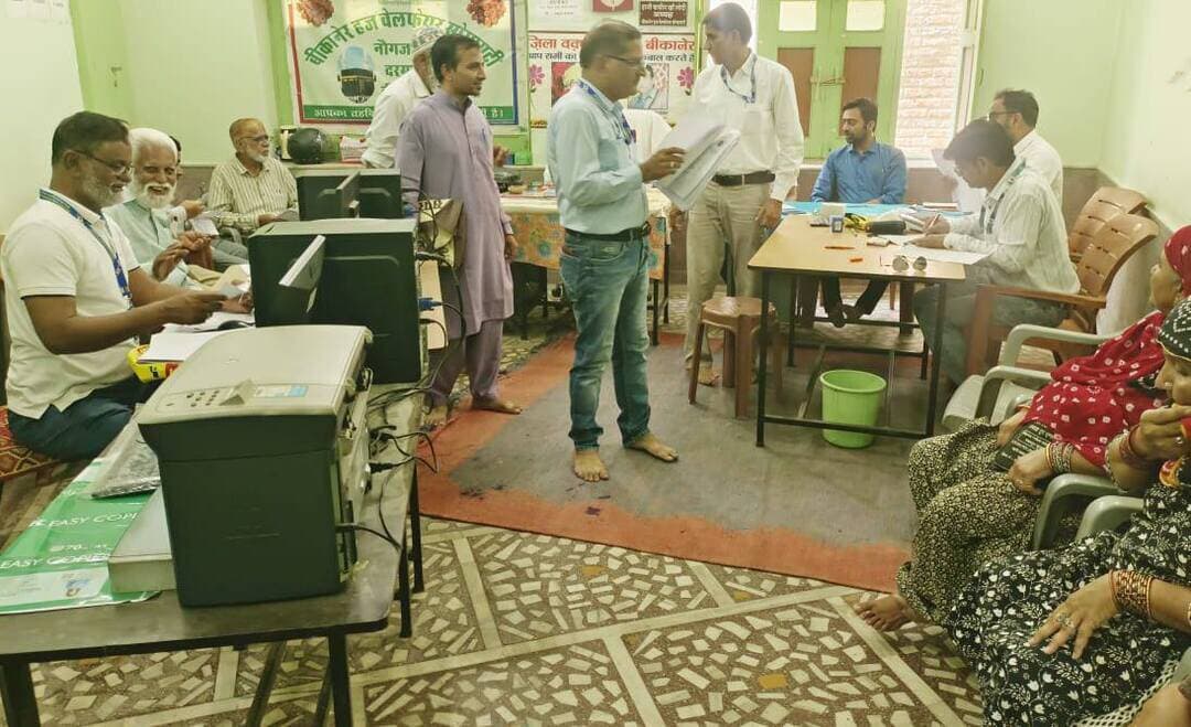 बीकानेर में 131 हज यात्रियों का मेडिकल फिटनेस कैंप आयोजित
2027 में हज यात्रा पर जाने वाले यात्रियों की हुई मेडिकल जांच, प्रमाण पत्र वितरित
बीकानेर, 12 सितंबर 2026। बीकानेर हज वैलफेयर सोसाइटी, नौगजा पीर की ओर से वर्ष 2027 में हज यात्रा पर जाने वाले यात्रियों के लिए स्वास्थ्य विभाग के सहयोग से मेडिकल फिटनेस कैंप का आयोजन किया गया।
बीकानेर हज वैलफेयर सोसाइटी के अध्यक्ष हाजी यासीन खान लोदी ने बताया कि सोसाइटी परिसर में आयोजित कैंप में डॉ. मोहम्मद जिबरान के निर्देशन में कुल 131 हज यात्रियों की मेडिकल जांच की गई। जांच के बाद यात्रियों को मेडिकल फिटनेस प्रमाण पत्र भी वितरित किए गए। मेडिकल जांच में प्रयोगशाला सहायक यासीन अली कोहरी एवं बरकत अली कोहरी ने सेवाएं दीं।
सोसाइटी के सचिव अंसार अली कोहरी एवं प्रवक्ता अनवर अजमेरी ने बताया कि हज यात्रियों के मेडिकल प्रमाण पत्र, मूल आवेदन पत्र, प्रथम हज किस्त की रसीद सहित अन्य आवश्यक दस्तावेज स्पीड पोस्ट के माध्यम से राजस्थान स्टेट हज कमेटी को भेजे गए।
इस पूरी प्रक्रिया में कमेटी के संयुक्त सचिव सय्यद बुलेशाह, संगठन मंत्री मोहम्मद इस्माइल गौरी, सय्यद अख्तर अली, जुनैद भाटी, डॉ. साबिर पंवार, मोहम्मद हुसैन, अजीज महावत, अजीज भिस्ती, कासम अली सय्यद, मोहम्मद अली भाटी एवं हाकम अली भाटी सहित अन्य सदस्यों का सहयोग रहा।
सोसाइटी पदाधिकारियों ने बताया कि हज यात्रियों की सुविधा और आवश्यक दस्तावेजों की प्रक्रिया को सुचारु रूप से पूरा करने के लिए सोसाइटी की ओर से लगातार सहयोग किया जा रहा है।