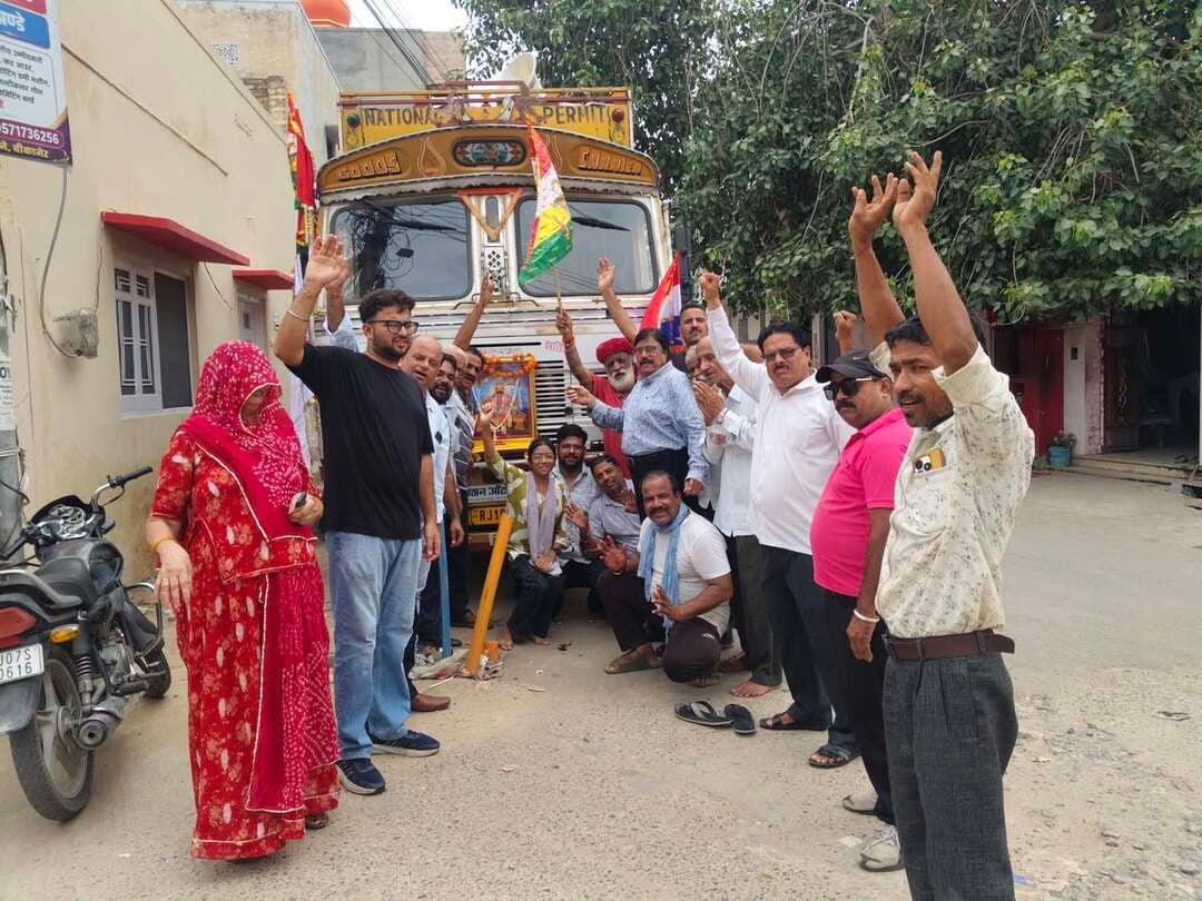 रामदेवरा जाने वाले पैदल यात्रियों की सेवा में ठंडे पानी का टैंकर रवाना किया
बीकानेर। श्री श्री 108 सेवा समिति द्वारा रथखाना स्थित रामदेव जी मंदिर से पैदल यात्रियों एवं श्रद्धालुओं की रास्ते में शीतल जल सेवा के लिए ठंडे पानी का टैंकर शनिवार दोपहर को रवाना किया। मंदिर के पुजारी लक्ष्मण सिंह राजपुरोहित ने प्रेस विज्ञप्ति में बताया कि श्री श्री 108 सेवा समिति द्वारा सालाना 55 वीं सेवा के तहत शनिवार को सुबह पहले रथखाना स्थित रामदेव जी के मंदिर में विशेष पूजा अर्चना की गई तथा बाबा की ज्योत के दर्शन कर मौजूद सभी के द्वारा आशिर्वाद लिया गया। इस दौरान सेवा को झंडी दिखाते समय सेवा समिति के सतीश खत्री, नरेंद्र खत्री, शेखर खत्री, प्रेम प्रकाश खत्री, सुनील दत्त नागल, सैय्यद अख्तर, मानसिंह राजपुरोहित,के.कुमार.आहुजा, शाकिर हुसैन चौपदार, हिमांशी राजपुरोहित भी मौजूद रही। इससे पहले मंदिर परिसर में बाबा के जयकारों से वातावरण भक्तिमय हो गया। इस अवसर पर सेवादार सतीश खत्री ने कहा बाबा रामदेव जी के पैदल यात्रियों की सेवा करना हमारे लिए बड़े सौभाग्य की बात है। सेवादार सुनील दत्त नागल ने बताया कि सेवा समिति द्वारा पैदल यात्रियों की यह सेवा पिछले 50 वर्षों से चली आ रही है जिसमें बीकानेर नाल गांव से लेकर कोलायत मार्ग तक शीतल जल, चाय, बिस्कुट एवं भोजन की सेवा दी जाती रही और ये सेवा निरंतर आगे भी जारी रखी जाएगी।
इस अवसर पर मनोज भाटिया,जय सिंह,मोहित भाटिया,मानसिंह राजपुरोहित,भूपेंद्र,पवन सिंह , सुनील सुखेजा, मधु भाटिया,राजकुमार,मनीष खत्री,पीयूष व्यास,संजय भाटिया,नरपत सिह ,अमित खत्री,गौरव खत्री,ईशान खत्री, विक्रम आदि सेवादार मौजूद रहे।
