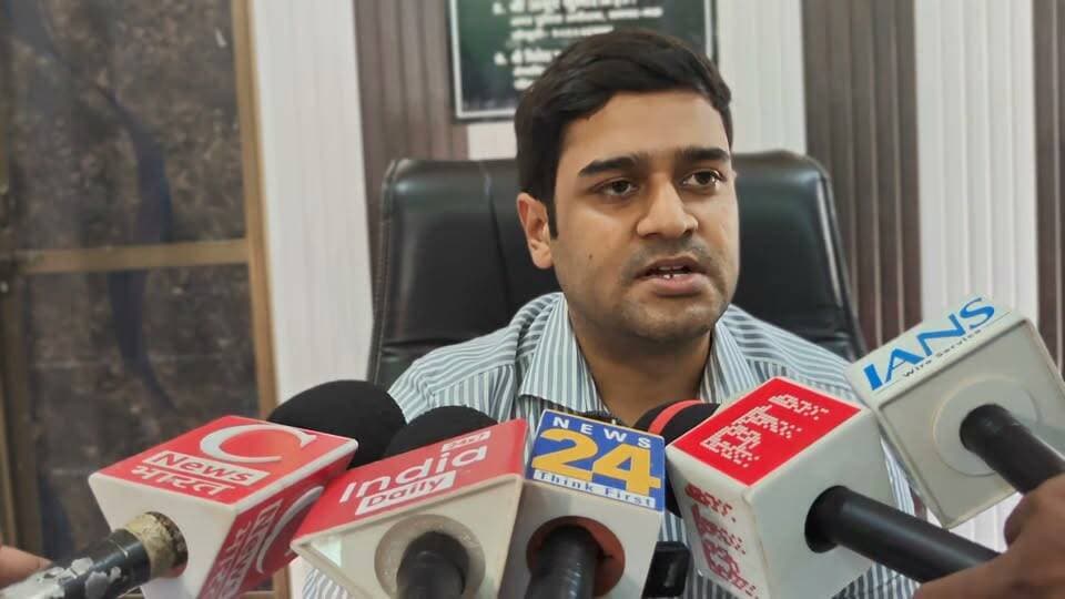 जिलाधिकारी आनंद वर्धन ने बताया कि मऊ जनपद के चार राजस्व गांव बाढ़ से प्रभावित हैं।