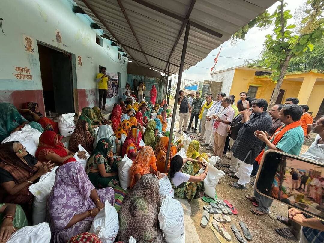 सतना के सेवक पंडित रत्नाकर चतुर्वेदी (शिवा) ने संभाली चित्रकूट में कमान, 5,000 बाढ़ प्रभावित परिवारों तक पहुंचाई राहत सामग्री
ब्राह्मण एकता समन्वय समिति के संरक्षक और समाजसेवी पंडित रत्नाकर चतुर्वेदी (शिवा) द्वारा बाढ़ पीड़ितों के लिए चलाए जा रहे राहत अभियान का दायरा अब सतना से चित्रकूट तक फैल गया है। निरंतर जारी इस सेवा यज्ञ के तहत शिवा ने चित्रकूट विधानसभा क्षेत्र के आपदा प्रभावित गांवों का दौरा कर 5,000 से अधिक जरूरतमंद परिवारों तक सूखा राशन और दैनिक उपयोग का आवश्यक सामान पहुंचाया।
बीते कई दिनों से सतना विधानसभा क्षेत्र के जलमग्न और प्रभावित इलाकों में भोजन, कपड़े, तिरपाल और साड़ियों का वितरण कर रहे पंडित रत्नाकर चतुर्वेदी ने अब चित्रकूट के अत्यधिक प्रभावित गांवों—पिंडरा, गदौली और बरुआ—में खुद पहुंचकर कमान संभाली।
प्रत्येक बाढ़ पीड़ित परिवार को राहत किट सौंपी गई, जिसमें शामिल हैं: