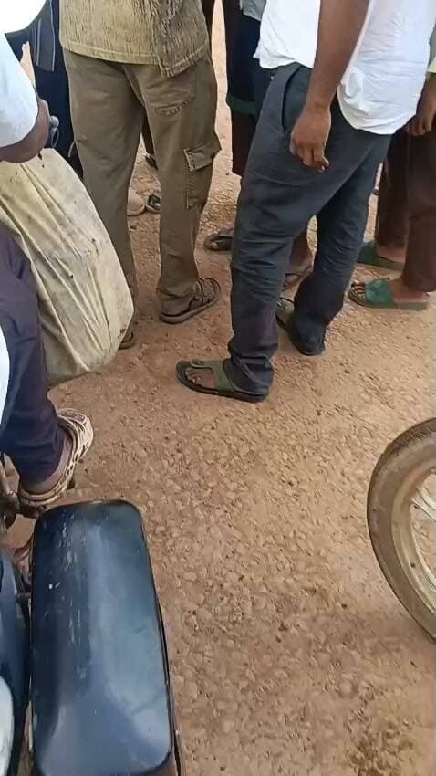 सतना - कोटर स्थित शाशकीय विद्यालय मे बच्चो के बीच हुए आपसी विवाद मे एक व्यक्ति कट्टा लेकर पंहुचा, जिसे ग्रामीणों ने धर दबोचा, पुलिस को दी गयी सुचना