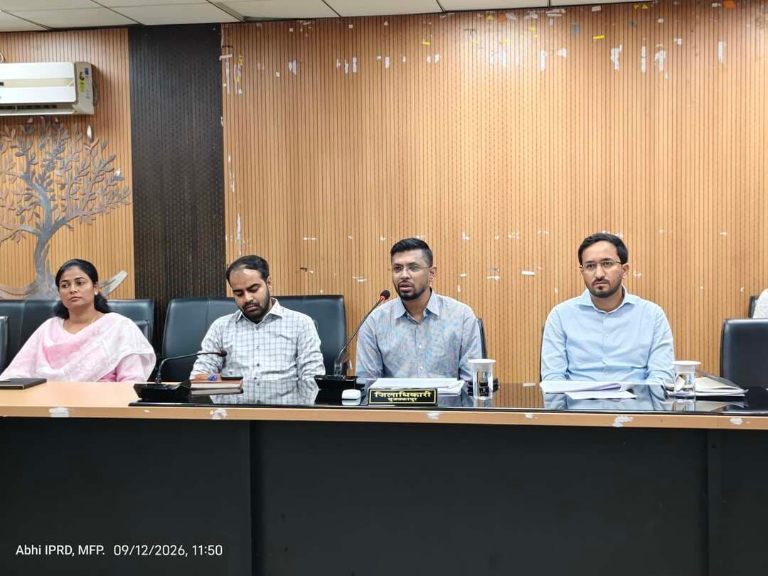 जिलाधिकारी ने की संभावित बाढ़ पूर्व तैयारियों की समीक्षा, पदाधिकारियों को एसओपी के अनुसार सुदृढ़ तैयारी रखने का दिया निदेश
-----------------------------------
बाढ़ आने की स्थिति में प्रभावितों के जान-माल की सुरक्षा एवं ससमय राहत पहुँचाना प्रशासन की सर्वोच्च प्राथमिकता: क्षेत्रीय पदाधिकारीगण तुरंत रिस्पॉन्ड करेंगेः डीएम
----------------------------------
किसी भी स्थिति से निपटने हेतु जिला प्रशासन पूर्णतः तैयार; आपदा प्रबंधन तंत्र सजग एवं तत्परः डीएम
---------------------------------
डीएम ने कहाः त्रुटिरहित आपदा प्रबंधन के लिए अंतर्विभागीय समन्वय, सतर्कता एवं सक्रिय रहने की आवश्यकता; पदाधिकारी मिशन मोड में काम करें
---------------------------------
मुजफ्फरपुर, शनिवार, दिनांक 12.09.2026ःजिलाधिकारी, मुजफ्फरपुर श्री कुमार गौरव ने कहा है कि संभावित बाढ़ से निपटने हेतु जिला प्रशासन पूरी तरह तैयार है। संपूर्ण आपदा प्रबंधन तंत्र इसके लिए पूर्णतः सजग एवं तत्पर है। आपदा प्रबंधन विभाग द्वारा निर्धारित मानक संचालन प्रक्रिया (एसओपी) के अनुसार जिला स्तर पर सभी व्यवस्था की गई है। वे आज इस विषय पर आयोजित एक बैठक में समाहरणालय स्थित सभागार में विभिन्न विभागों के पदाधिकारियों को संबोधित कर रहे थे। उन्होंने कहा कि अभी बाढ़ के दृष्टिकोण से सजग एवं सतर्क रहने की आवश्यकता है। भविष्य में बागमती नदी में पानी बढ़ने से कटरा, गायघाट एवं औराई क्षेत्र में प्रभाव पड़ने की संभावना हो सकती है। उन्होंने अधिकारियों को निदेश देते हुए कहा कि मौसम विभाग द्वारा दी जा रही सूचनाओं, वर्षापात के आंकड़ों तथा नदियों के जल-स्तर पर लगातार नजर रखें। जिलाधिकारी ने कहा कि एसओपी के अनुसार क्षेत्रीय पदाधिकारी यथा अंचलाधिकारी, थाना प्रभारी, अनुमंडल पदाधिकारी एवं अनुमंडल पुलिस पदाधिकारी तुरंत रिस्पॉन्ड करेंगे। किसी भी स्थिति से निपटने के लिए सम्पूर्ण प्रशासनिक तंत्र सजग, सक्रिय एवं तत्पर रहे।
इस बैठक में जिलाधिकारी द्वारा वर्षापात, नदियों का जल-स्तर, संसाधनों की उपलब्धता, तटबंधों की सुरक्षा, दवाओं की उपलब्धता, फसल आच्छादन, वैकल्पिक एवं आकस्मिक फसल योजना, पेयजल की उपलब्धता, राजकीय नलकूपों की क्रियाशीलता, सड़कों की स्थिति इत्यादि की एक-एक कर वृहत समीक्षा की गई तथा संबंधित विभागों के पदाधिकारियों से अद्यतन स्थिति का जायजा लिया गया। उन्होंने निदेश दिया कि सभी पदाधिकारी टीम भावना के साथ संवेदनशील होकर काम करें। यह सुनिश्चिित करें कि हरेक तटबंध पूर्णतः सुदृढ़ रहे। सभी सड़क मोटरेबल रहे। उन्होंने कहा कि बाढ़ आने की स्थिति में प्रभावितों के जान-माल की सुरक्षा एवं ससमय राहत पहुँचाना प्रशासन की सर्वोच्च प्राथमिकता है। जल संसाधन विभाग, पथ निर्माण विभाग, ग्रामीण कार्य विभाग, स्वास्थ्य, कृषि, पशुपालन, पी.एच.ई.डी., लघु जल संसाधन, नगर निकाय, पंचायती राज विभाग, ग्रामीण विकास विभाग सहित संबंधित सभी विभागों के पदाधिकारी आपस में सुदृढ़ समन्वय तथा सार्थक संवाद स्थापित रखें एवं परिस्थिति के अनुसार त्वरित गति से कार्य करें।
जिलाधिकारी ने अंचल अधिकारियों एवं अनुमंडल पदाधिकारियों को बाढ़-पूर्व तैयारी के लिए आवश्यक सभी संसाधनों की उपलब्धता का भौतिक जाँच करने का निदेश दिया।
------------------------
------------------------
जिलाधिकारी ने कहा कि आपदा की स्थिति में सामान्य जन-जीवन प्रभावित न हो यह सुनिश्चित करने के लिए जिला प्रशासन दृढ़-संकल्पित है। उन्होंने सभी पदाधिकारियों को एसओपी के अनुसार मिशन मोड में काम करने का निदेश दिया।
------------------------
जिला में बाढ़ से निपटने हेतु 97 प्रकार की सभी आवश्यक दवा पर्याप्त संख्या में उपलब्ध है। प्राथमिक स्वास्थ्य केन्द्रवार मोबाईल (चलन्त) मेडिकल टीम को तैनात किया गया है। आवश्यक जीवन-रक्षक दवाओं की समुचित संख्या में उपलब्धता है। जिला पशुपालन पदाधिकारी ने बताया कि पशु चिकित्सा हेतु 38 पशु राहत शिविरों को चिन्हित किया गया है। यहां आपदा की स्थिति में पशु चिकित्सकों एवं कर्मचारियों को तैनात किया गया है। पशु चिकित्सालयों में 44 प्रकार की आवश्यक दवाइयां उपलब्ध है।
------------------------
संभावित बाढ़, 2026 की पूर्व तैयारी से संबंधित विवरण निम्नवत हैः-
1. वर्षामापक यंत्र/दैनिक वर्षापात प्रतिवेदन- मुजफ्फरपुर जिला में कुल 16 वर्षामापी यंत्र (सभी प्रखण्डों में एक-एक) तथा 385 स्वचालित वर्षामापी यंत्र (एआरजी) कार्यरत है। साथ ही 17 स्वचालित मौसम केन्द्र क्रियाशील है जिससे वर्षापात के साथ-साथ तापमान, आद्र्रता, हवा की गति एवं दिशा संबंधी आंकड़े प्राप्त होते हैं। इन आंकड़ों को जिले के वेबसाईट पर वेदर डैशबोर्ड से आम जनता भी देख सकती है। सभी एआरजी से वर्षापात के आंकड़े नियमित एवं ससमय प्राप्त हो रहे हैं।
तुलनात्मक वर्षापात की स्थितिः सामान्य एवं वास्तविक वर्षापात में जून 2026 में माईनस 91.3 एम.एम. अर्थात माईनस 55.64 प्रतिशत तथा जुलाई 2026 में माईनस 150.9 एम.एम. अर्थात माईनस 49.51 प्रतिशत का विचलन आया है। अगस्त 2026 में माईनस 144.8 एम.एम. अर्थात माईनस 49.47 प्रतिशत तथा सितंबर 2026 में माईनस 125.3 एम.एम. अर्थात माईनस 60.01 प्रतिशत का विचलन आया है।
जिलाधिकारी ने जिला सांख्यिकी पदाधिकारी को वर्षापात के आंकड़ों पर लगातार नजर रखने तथा जिला कृषि पदाधिकारी को तदनुसार विभागीय आदेशों के अनुरूप कार्य करने का निर्देश दिया।
2. संभावित बाढ़ प्रभावित क्षेत्र एवं संकटग्रस्त व्यक्ति-समूहों की पहचान- संभावित बाढ़, 2026 की पूर्व तैयारी के तहत बाढ़ से प्रभावित होने वाले प्रखंडों एवं पंचायतों में गठित अनुश्रवण समिति के सहयोग से पंचायतों, गाँवों, टोलों एवं वार्ड्स की पहचान की गई है। आपदा पीड़ित परिवारों को पीएफएमएस के माध्यम से आनुग्रहिक राहत (जीआर) का भुगतान करने हेतु सभी अंचलों द्वारा आधार सत्यापन के पश्चात प्रावधानों के अनुसार कुल 5,53,114 परिवारों की सूची आपदा सम्पूर्ति पोर्टल पर अपडेट की गई है। जिलाधिकारी ने सभी अंचल अधिकारियों को आपदा प्रबंधन विभाग के गाइडलाईंस के अनुसार आपदा की स्थिति में कार्य करने का निदेश दिया ताकि लोेगों को ससमय राहत पहुँचाई जा सके।
3. संसाधनों की उपलब्धता- अंचलाधिकारियों द्वारा 263 पंजीकृत निजी नावों के परिचालन हेतु एकरारनामा किया गया है। नावों का स्थानीय स्तर पर संबंधित अंचल अधिकारी के द्वारा आवश्यकता के अनुरूप डिप्लॉयमेंट प्लान (तैनाती की योजना) तैयार की गई है। जलप्लावित क्षेत्रों से सुरक्षित स्थानों/राहत शिविरों में बाढ़ पीड़ितों को लाने के लिए नावों की पर्याप्त व्यवस्था है। बिहार राज्य आपदा प्रबंधन प्राधिकरण के निदेशानुसार 159 गोताखोरों को प्रशिक्षित किया गया है। संभावित बाढ़, 2026 की पूर्व तैयारी के तहत बाढ़ प्रभावित परिवारों के बीच वितरण हेतु बाढ़ राहत सामग्रियों की उपलब्धता सुनिश्चित की गई है।
जिला में उपलब्ध पॉलीथिन शीट्स की संख्या-38203, सरकारी नाव-15, निजी नाव-263, महाजाल-01, लाईफ जैकेट-65, इन्फ्लेटेबल लाईटिंग सिस्टम-01, प्रशिक्षित गोताखोरों की संख्या-159, चिन्हित शरण स्थलों/राहत शिविरों की संख्या-418, चिन्हित सामुदायिक रसोईघरों की संख्या-448, आपदा मित्रों की संख्या-497, सैटेलाईट फोन-05..
जिलाधिकारी ने सभी अंचल अधिकारियों एवं अनुमंडल पदाधिकारियों को चिहिन्त शरण स्थलों/राहत शिविरों तथा सामुदायिक रसोईघरों पर उपलब्ध व्यवस्थाओं का भौतिक निरीक्षण करने का निदेश दिया। उन्होंने कहा कि एस.ओ.पी. के अनुसार हर व्यवस्था रहनी चाहिए।
4. एसडीआरएफ की प्रतिनियुक्ति तथा मोटरबोट की स्थिति- एसडीआरएफ की 01 टीम 27 सदस्यों के साथ तैनात है। तैनात की गई टीम आपदा की स्थिति में राहत एवं बचाव का कार्य करेगी।
5. कोषांगों का गठन एवं जिला स्तरीय 24’7 नियंत्रण कक्ष की स्थापना- आपदा प्रबंधन हेतु 11 बाढ़ राहत कोषांग क्रियाशील है। जिला आपातकालीन संचालन केंद्र में जिला-स्तरीय नियंत्रण कक्ष स्थापित है जिसकी दूरभाष संख्या 0621-2212007 है।
6. मानव दवा की व्यवस्था एवं मोबाईल मेडिकल टीम - (क) सिविल सर्जन की अध्यक्षता में कमिटी का गठन किया गया है तथा नियंत्रण कक्ष की स्थापना की गई है।
(ख) संभावित बाढ़ प्रभावित कमजोर नवजात शिशु को चिन्हित किया गया है।
(ग) सरकारी तथा गैर सरकारी क्षेत्र के महत्वपूर्ण स्वास्थ्य संस्थानों, ब्लड बैंकों की पहचान कर ली गई है।
(घ) असामान्य स्थिति से निपटने हेतु चलन्त मेडिकल टीम का गठन सभी प्राथमिक स्वास्थ्य केन्द्रों द्वारा किया गया है।
(च) आपदा जनित मौतों तथा डायरिया इत्यादि बीमारियों के फैलाव के अनुश्रवण हेतु आईडीएसपी कोषांग क्रियाशील है। एएनएम, आशा एवं अन्य स्वास्थ्यकर्मियों द्वारा बीमारियों के लक्षण एवं बचाव हेतु आम जनता को जागरूक किया जा रहा है।
(छ) प्रखण्डवार ब्लीचिंग पाउडर, हैलोजन टेबलेट एवं लाईम पाउडर उपलब्ध है।
(ज) मानव दवा की व्यवस्था एवं मोबाईल मेडिकल टीमः-जिला में बाढ़ से निपटने हेतु 97 प्रकार की सभी आवश्यक दवा पर्याप्त संख्या में उपलब्ध है। मोबाईल मेडिकल टीम क्रियाशील है। असैनिक शल्य चिकित्सक-सह- सिविल सर्जन, मुजफ्फरपुर से प्राप्त प्रतिवेदन के अनुसार जिला ड्रग स्टोर तथा स्वास्थ्य संस्थानों (प्राथमिक स्वास्थ्य केन्द्रों, सामुदायिक स्वास्थ्य केन्द्रों, रेफरल अस्पताल एवं अनुमंडल अस्पतालों) में ओआरएस, एंटि-रेविज वैक्सिन (एआरवी) वायल, सांप काटने की दवा (एएसवीएस) वायल, डेक्स्ट्रोज 10 प्रतिशत 500 एम.एल., डीएनएस 500 एम.एल., मैट्रोनाईडाजोल 400 एमजी टैबलेट, एनएस 500 एम.एल., ऑण्डेन्सट्रॉन इन्जेक्शन, ऑण्डेन्सट्रॉनध्डॉम्पेरिडोन, आरएल 500 एम.एल., आईवी सेट (एडल्ट), ब्लीचिंग पाउडर, लाईम पाउडर, हैलोजेन टैबलेट सहित सभी आवश्यक जीवन-रक्षक दवाएं उपलब्ध है।
7. नोडल पदाधिकारी/जिला स्तरीय टास्क फोर्स- पंचायत स्तरीय/प्रखण्ड स्तरीय नोडल पदाधिकारी/जोनल पदाधिकारी तथा सुपर जोनल पदाधिकारी की प्रतिनियुक्ति की गई है। जिला स्तरीय टास्क फोर्स का भी गठन कर लिया गया है।
8. शुद्ध पेयजल की व्यवस्था- पी.एच.ई.डी. के तहत चालू चापाकलों की संख्या-मुजफ्फरपुर-21,853, मोतीपुर-21,803 ..
(ख) चापाकल मरम्मती दल सभी प्रखंडों में कार्यरत है। चापाकलों की मरम्मती मुजफ्फरपुर-2,545, मोतीपुर-2,794. चापाकल मरम्मती दल हेतु टॉल फ्री नं.- 18001231121.
जिलाधिकारी द्वारा कार्यपालक अभियंताओं को खराब चापाकलों को शीघ्र क्रियाशील करने एवं शुद्ध पेयजल आपूर्ति सुनिश्चित करने का निर्देश दिया गया।
जिलाधिकारी ने कहा कि संभावित आसन्न आपदाओं का पूर्वानुमान, ससमय एवं शीघ्र चेतावनी और आम जनता के बीच उनका प्रभावी प्रचार-प्रसार सफल आपदा प्रबंधन के मुख्य घटक हैं। प्रबंधन के विभिन्न चरणों यथा आपदा का निवारण, कमी एवं आपदा के प्रति प्रत्युत्तर के लिए सम्पूर्ण तंत्र सक्रिय है।
------------------------
पदाधिकारियों को बाढ़ से निपटने हेतु नदियों के जल-स्तर में वृद्धि तथा वर्षापात के आँकड़ों पर लगातार नजर रखने, तटबंधों की नियमित निगरानी करने एवं सुरक्षा सुनिश्चित करने सहित सरकार द्वारा निर्धारित मानक संचालन प्रक्रिया (एसओपी) के अनुसार सभी तैयारी त्रुटिहीन ढंग से सुनिश्चित रखने का निदेश दिया गया है। जिला प्रशासन, नगर निगम, पथ निर्माण विभाग, जल संसाधन विभाग एवं अन्य विभागों तथा एजेंसियों के अधिकारियों को आपस में समन्वय स्थापित कर स्थिति के अनुसार त्वरित गति से रिस्पॉंड करने का निदेश दिया गया है। आम जनता से भी इन स्थितियों से बचाव हेतु ‘‘क्या करें एवं क्या न करें’’ का अनुपालन करने तथा इसे जन-जन तक प्रसारित करने का आह्वान किया गया है। किसी भी प्रकार की आवश्यकता पड़ने पर जिला आपातकालीन संचालन केन्द्र (0621-2212007) पर सम्पर्क किया जा सकता है। पदाधिकारियों को किसी की स्थिति में सामान्य जन-जीवन प्रभावित न हो यह सुनिश्चित करने का निर्देश दिया गया है।. जिलाधिकारी, मुजफ्फरपुर
------------------------
विदित हो कि जिलाधिकारी द्वारा संभावित बाढ़ से निपटने हेतु तैयारी की नियमित समीक्षा की जा रही है। वे लगातार क्षेत्र भ्रमण भी कर रहे हैं। उन्होंने पदाधिकारियों को तटबंधों की लगातार पेट्रोलिंग सुनिश्चित करने का निदेश दिया है। उन्होंने कहा है कि संवेदनशील स्थलों पर तटबधों का सुदृढीकरण करें। संचार तंत्र एवं सूचना प्रणाली को सुदृढ़ रखें। शरण स्थलों पर मोबाइल मेडिकल टीम, शौचालय एवं पेयजल की समुचित व्यवस्था रहनी चाहिए। यहां मेडिकल कैंप, शिशु टीकाकरण, प्रसव, भोजन का उपस्कर, बच्चों हेतु विशेष भोजन, मच्छरदानी, सैनिटरी किट के लिए विशेष रूप से निर्मित योजनाओं का सफल क्रियान्वयन सुनिश्चित करें। उन्होंने पुल-पुलियों एवं मुख्य सड़कों विशेषकर जिला मुख्यालय से प्रखंड को जोड़ने वाले लिंक रोड की नियमानुसार मरम्मती एवं संधारण कार्य पर विशेष ध्यान देने को कहा। जिलाधिकारी ने बाढ़ प्रभावित क्षेत्रों में संकटग्रस्त एवं भेद्य समुदायों का प्रशिक्षण कर क्षमता वर्धन कार्य पर विशेष ध्यान देने का निदेश दिया है।
जिलाधिकारी ने कहा कि सार्थक संचार तंत्र सफल आपदा प्रबंधन की रीढ़ है। उन्होंने सभी पदाधिकारियों को इसे सुदृढ़ एवं सक्रिय रखने का निर्देश दिया।