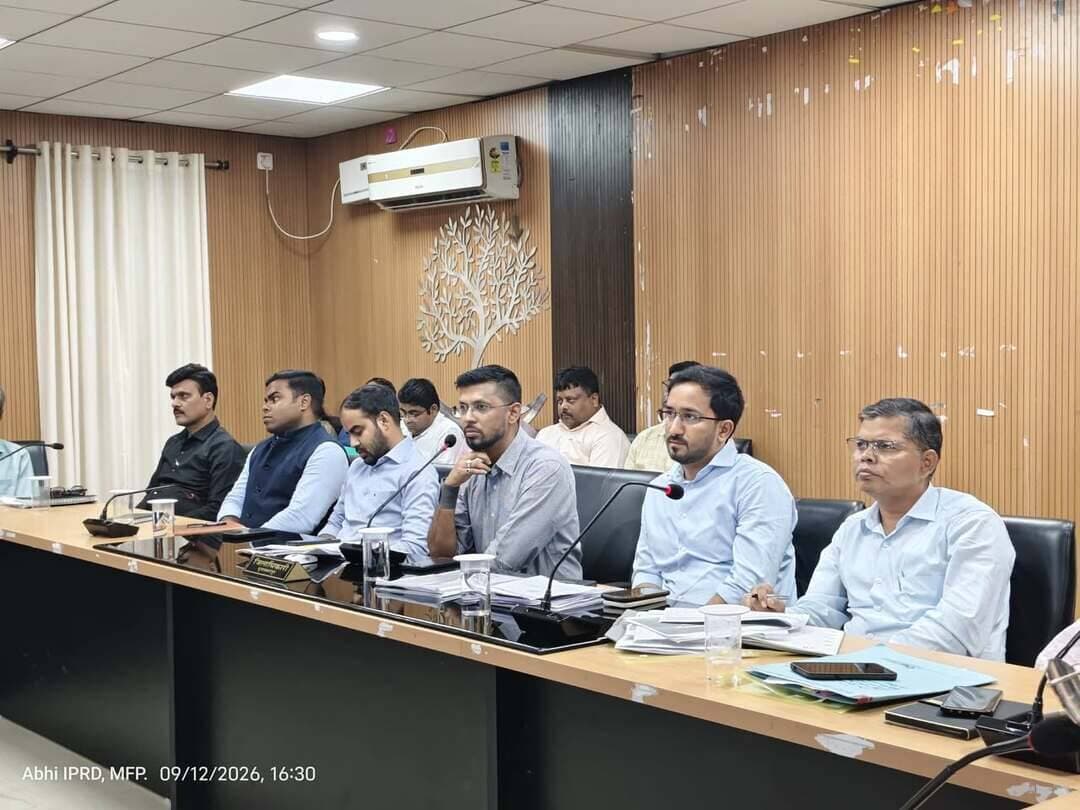 जिलाधिकारी की अध्यक्षता में जिला समन्वय समिति की बैठक का आयोजन हुआ, पदाधिकारियों को *अंतर्विभागीय समन्वय स्थापित कर जनहित के मामलों को तत्परता से हल करने* का दिया निदेश
==========================
17 सितंबर से 17 अक्टूबर तक आयोजित होने वाले 'सेवा संकल्प अभियान' की सुदृढ़ तैयारी सुनिश्चित करने का अधिकारियों को डीएम ने दिया निर्देश
==========================
लोक-कल्याणकारी एवं विकासात्मक योजनाओं का सफल क्रियान्वयन जिला प्रशासन की सर्वोच्च प्राथमिकता; संबंधित विभागों के पदाधिकारी सरकार के निदेशों का अक्षरशः अनुपालन सुनिश्चित करेंः जिलाधिकारी
------------------------------------
मुजफ्फरपुर, शनिवार, दिनांक 12.09.2026ः जिलाधिकारी, मुजफ्फरपुर श्री कुमार गौरव की अध्यक्षता में आज समाहरणालय में जिला समन्वय समिति की बैठक का आयोजन हुआ। उन्होंने विभिन्न विभागों के पदाधिकारियों को आपस में समन्वय स्थापित कर आम जनता की समस्याओं का पूरी संवेदनशीलता के साथ त्वरित गति से समाधान करने का निदेश दिया।
इस बैठक में विभिन्न विभागों यथा ग्रामीण विकास, राजस्व, आपदा प्रबंधन, आपूर्ति, कल्याण, पंचायती राज, आईसीडीएस, शिक्षा, स्वास्थ्य, उद्योग, नगर विकास, अल्पसंख्यक कल्याण, श्रम, जीविका, पथ निर्माण, विद्युत, लोक स्वास्थ्य अभियंत्रण, स्थानीय क्षेत्र अभियंत्रण संगठन, मत्स्य, जल संसाधन, कृषि, सामाजिक सुरक्षा, समाज कल्याण, खेल, योजना एवं विकास, सांख्यिकी, सहकारिता सहित अनेक विभागों के कार्यों की समीक्षा की गई तथा अद्यतन प्रगति का जायजा लिया गया। जिलाधिकारी द्वारा पदाधिकारियों को विकासात्मक एवं लोक-कल्याणकारी योजनाओं का गुणवत्तापूर्ण तथा समयबद्ध तरीके से सफल क्रियान्वयन करने का निदेश दिया गया।
जिलाधिकारी ने कहा कि समन्वय बैठक का मूल उद्देश्य अतंर्विभागीय समन्वय सुनिश्चित करना है ताकि जनहित के कार्यों को तत्परता से क्रियान्वित किया जा सके। जो भी समस्याएं आती है उसका संबंधित विभागों के पदाधिकारी आपस में संवाद एवं समन्वय स्थापित करते हुए तेजी से समाधान करें।
====================
जिलाधिकारी ने कहा कि सरकार के आदेश के अनुसार 17 सितंबर से 17 अक्टूबर तक '*सेवा संकल्प अभियान*' का आयोजन किया जाएगा। उन्होंने अधिकारियों को इसकी सुदृढ़ तैयारी सुनिश्चित करने का निर्देश दिया। जिलाधिकारी ने कहा कि अधिकतम जन सहभागिता से अभियान को उत्सवी माहौल (फेस्टिव एनवायरनमेंट) में मनाया जाएगा। आंगनवाड़ी केंद्रों, विद्यालयों, पंचायतों, गांवों, प्रखंडों सहित सभी स्तरों पर इसका आयोजन किया जाएगा। आईसीडीएस, शिक्षा, आईपीआरडी, नगर विकास, कला एवं संस्कृति, पंचायती राज, उद्योग सहित विभिन्न विभागों के अधिकारियों को आपस में समन्वय स्थापित कर अभियान का सफल क्रियान्वयन करने का निर्देश दिया गया है।
====================
=========================
जिलाधिकारी द्वारा बैठक में ही आईसीडीएस के तहत आंगनबाड़ी केन्द्रों के लिए भवन निर्माण, प्राथमिक सब्जी उत्पादक सहकारी समिति लिमिटेड (पीवीसीएस) अन्तर्गत तरकारी आउटलेट का निर्माण, स्वास्थ्य उप केन्द्रों का निर्माण इत्यादि के लिए भूमि उपलब्धता के अंतर्विभागीय लंबित मामलों का समाधान किया गया। उन्होंने अपर समाहर्ता को संबंधित विभागों के पदाधिकारियों के साथ सार्थक समन्वय एवं सुदृढ़ संवाद स्थापित कर अंचल अधिकारियों के माध्यम से सभी योजनाओं के लिए तत्परता से भूमि उपलब्ध कराने का निदेश दिया।
==========================
जिलाधिकारी ने कहा कि अधिकारीगण स्व-उतरदायित्व एवं स्व-अनुशासन की भावना से काम कर रहे हैं। यह प्रशंसा का विषय है। उन्होंने कहा कि सभी क्षेत्रीय पदाधिकारीगण यह सुनिश्चित करंे कि आम जनता को अपनी समस्याओं को लेकर कार्यालयों का दौर न लगाना पड़े। छोटे-छोटे कार्यों को लेकर भी लोगों को परेशान न होना पड़े यह क्षेत्रों में पदस्थापित अधिकारीगण सुनिश्चित करें। जिलाधिकारी ने कहा कि इसके लिए हर स्तर पर पदाधिकारियों को रिस्पाँसिव होना पड़ेगा। कार्य-संस्कृति को सुदृढ़ रखना होगा।
जिलाधिकारी ने कहा कि इस तरह की बैठकों का काफी महत्व है। विकास, राजस्व, कल्याण, ग्रामीण विकास, आईसीडीएस, स्वास्थ्य, अभियंत्रण सहित सभी विभागों के अधिकारियों के बीच भूमि उपलब्धता, सीमांकन, एनओसी इत्यादि के लंबित मामलों का आपसी समन्वय के द्वारा निपटारा किया जाता है।
जिलाधिकारी ने कहा कि पदाधिकारीगण आवश्यकतानुसार अन्तर्विभागीय समन्वय स्थापित कर पूर्ण पारदर्शिता, उत्तरदायित्व एवं संवेदनशीलता के साथ कार्य करें।
इस बैठक में जिलाधिकारी द्वारा आँगनबाड़ी केन्द्रों का भवन निर्माण, प्राथमिक सब्जी उत्पादक सहकारी समिति लिमिटेड (पीवीसीएस) अन्तर्गत तरकारी आउटलेट के लिए भूमि की उपलब्धता, राशन कार्ड का सृजन, समरसता संकल्प अभियान, विद्यार्थियों की शिकायतों एवं समस्याओं के प्रभावी समाधान हेतु ’’विद्यार्थी सहयोग शिविर’’ का आयोजन, सामाजिक सुरक्षा पेंशन योजना, जीवन प्रामाणीकरण, पंचायत सरकार भवनों का निर्माण, कन्या विवाह मंडप का निर्माण, लोक शिकायत निवारण तथा लोक सेवा के अधिकार से संबंधित मामलों, वीबी जी राम जी सहित विभिन्न योजनाओं में साप्ताहिक प्रगति की समीक्षा की गई तथा अद्यतन स्थिति का जायजा लिया गया। डीएम ने कहा कि सरकार के विकासात्मक एवं लोक-कल्याणकारी योजनाओं का सफल क्रियान्वयन जिला प्रशासन की सर्वोच्च प्राथमिकता है। इसके लिए सभी पदाधिकारी सजग, तत्पर एवं प्रतिबद्ध रहें। विभिन्न विभागों के जिन-जिन कार्यों तथा योजनाओं के लिए जमीन की उपलब्धता, अनापति प्रमाण-पत्र, सीमांकन, अतिक्रमण हटाने इत्यादि का मामला लंबित है उसके लिए प्रखंड-स्तरीय विभागीय पदाधिकारी एवं संबंधित अंचल अधिकारी समन्वय स्थापित कर कार्यों में तेजी लायें तथा मामले का समाधान करते हुए प्रतिवेदन उपलब्ध कराएं। संबंधित अनुमंडल पदाधिकारी इसका पर्यवेक्षण करेंगे तथा अपर समाहर्ता इसका अनुश्रवण करेंगे।
==========================
जिलाधिकारी ने कहा कि राज्य सरकार द्वारा ग्रामीण क्षेत्रों में पूर्व से अवस्थित आधारभूत संरचनाओं एवं परिसम्पत्तियों को सुदृढ़ करने तथा नए परिसम्पत्तियों का निर्माण करने हेतु मिशन कायाकल्प प्रारंभ किया जा रहा है। इसके तहत विद्यालयों, आंगनबाड़ी केन्द्रों, सामुदायिक भवनों, स्वास्थ्य उप केन्द्रों का सुदृढ़ीकरण/ उन्नयन एवं नवनिर्माण तथा अन्य महत्वपूर्ण योजनाओं को शामिल किया जाएगा। जिलाधिकारी ने कहा कि इसके लिए प्रखण्ड स्तर पर प्रखण्ड विकास पदाधिकारी तथा जिला स्तर पर उप विकास आयुक्त नोडल पदाधिकारी हैं।
==========================
===================
जिला प्रोग्राम कार्यालय, आईसीडीएस के कार्यों की समीक्षा के दौरान जिलाधिकारी ने डीपीओ, आईसीडीएस को निर्देश दिया कि जिला के सभी 5,617 आँगनबाड़ी केन्द्रों पर आधारभूत संरचनाएं उपलब्ध रहनी चाहिए। शुद्ध पेयजल एवं शौचालय की समुचित व्यवस्था तथा विद्युत की उपलब्धता सुनिश्चित रहनी चाहिए। जिला में कुल 17 बाल विकास परियोजना है। प्रति परियोजना 20 आंगनबाड़ी केंद्रों के भवन निर्माण का वार्षिक लक्ष्य निर्धारित है। इस प्रकार आँगनबाड़ी केंद्रों के लिए कुल 340 भवन निर्माण किया जाना है। समीक्षा में पाया गया कि 185 भवनों के निर्माण हेतु पूर्व में ही जमीन उपलब्ध करा दिया गया है। जिलाधिकारी ने शेष आँगनबाड़ी केंद्रों के भवन निर्माण के लिए भी उपयुक्त जमीन का अनापति प्रमाण-पत्र (एनओसी) शीघ्र उपलब्ध करने का निर्देश अंचल अधिकारियों को दिया। उन्होंने कहा कि यह सरकार की अत्यंत महत्वपूर्ण परियोजना है। संबंधित पदाधिकारियों को इसके लिए तन्मयता से कार्य करना होगा। जिलाधिकारी द्वारा अपर समाहर्ता को अंचल अधिकारियों के साथ नियमित समीक्षा करने का निदेश दिया गया। बैठक में वीबी जी राम जी के कन्वर्जेन्स तथा नाबार्ड के वित्त पोषण से आंगनबाड़ी केन्द्रों के भवन निर्माण में प्रगति की समीक्षा की गई। जिलाधिकारी ने उप विकास आयुक्त को डीपीओ मनरेगा, डीपीओ आईसीडीएस, कार्यपालक अभियंता एलएईओ-1 एवं 2 तथा जिला योजना पदाधिकारी के साथ नियमित रूप से समीक्षा कर निर्धारित लक्ष्य के अनुरूप उपलब्धि सुनिश्चित करने का निदेश दिया। साथ ही निर्माणाधीन भवनों को समय-सीमा के अंदर पूर्ण कराने का निदेश दिया गया।
जिलाधिकारी ने डीपीओ आईसीडीएस को आंगनबाड़ी केन्द्रों पर अन्नप्राशन, गोदभराई एवं वीएचएसएनडी का प्रावधानों के अनुसार सफलतापूर्वक आयोजन करने का निदेश दिया। आँगनबाड़ी केन्द्रों का लगातार निरीक्षण करने तथा योजनाओं का सफल क्रियान्वयन सुनिश्चित करने का निदेश दिया गया।
जिला सहकारिता पदाधिकारी द्वारा बताया गया कि पीवीसीएस में 09 प्रखण्डों को तरकारी आउटलेट निर्माण हेतु चयनित किया गया है। 10X15 वर्गफीट भूमि की आवश्यकता है। पीवीसीएस में पंचायत स्तरीय सब्जी संग्रहण केन्द्र निर्माण हेतु 6 प्रखण्डों को चयनित किया गया है। 700 वर्गफीट क्षेत्रफल की भूमि की आवश्यकता है। जिलाधिकारी द्वारा संबंधित अंचलों के अंचल अधिकारियों को शीघ्र भूमि उपलब्ध कराने का निदेश दिया गया।
जिलाधिकारी ने कहा कि शिक्षा, स्वास्थ्य, कृषि, महिला सशक्तिकरण, आधारभूत संरचना, ग्रामीण विकास, नगर विकास सहित सभी विषयों पर सरकार का विशेष ध्यान है। इसी के अनुरूप पारदर्शिता एवं उत्तरदायित्व के सिद्धान्त पर चलते हुए जिला प्रशासन, मुजफ्फरपुर द्वारा लोक-कल्याणकारी एवं विकासात्मक योजनाओं का सफल क्रियान्वयन किया जा रहा है। अनुसूचित जाति एवं अनुसूचित जनजाति कल्याण विभाग अन्तर्गत भी मुजफ्फरपुर जिला में काफी अच्छा काम किया जा रहा है। पोखरैरा, राजवाड़ा, बोचहाँ एवं मुरौल में 4 अम्बेदकर आवासीय विद्यालय संचालित है, जिसमें कुल 1116 छात्र-छात्राएं नामांकित हैं। इन्हें आवासन, अध्ययन, भोजन इत्यादि सभी सुविधाएं निःशुल्क उपलब्ध है। सभी विद्यालयों में स्मार्ट क्लास, डिजिटल क्लास, पुस्तकालय एवं खेल-कूद की सुविधा उपलब्ध है। 5 अतिरिक्त आवासीय विद्यालय प्रखण्ड-पारू, मोतीपुर, सकरा, बंदरा तथा कुढ़नी की स्वीकृति राज्य सरकार द्वारा दी गई है, जो निर्माण के विभिन्न चरणों में है। जिला में कुल 6 डाॅ. भीमराव अम्बेदकर कल्याण छात्रावासों में कुल 480 छात्र-छात्राएं नामांकित है, जिन्हें मुख्यमंत्री अनुदान योजना के तहत 2,000 रुपए प्रति माह एवं मुख्यमंत्री खाद्यान्न योजना के तहत 15 किलोग्राम खाद्यान्न, जिसमें 9 किलो चावल एवं 6 किलो गेहूँ शामिल है, प्रति माह उपलब्ध कराया जा रहा है। छात्रावासों में पुस्तकालय एवं डिजीटल क्लास की सुविधा उपलब है। अनुसूचित जाति एवं अनुसूचित जनजाति की बालिकाओं को उच्च शिक्षा प्राप्त करने के लिए प्रोत्साहित करने के उद्देश्य से सिकन्दरपुर में सावित्री बाई फुले छात्रावास का निर्माण की स्वीकृति सरकार द्वारा दी गई है। बाबा साहेब भीमराव अम्बेदकर बिहार विश्वविद्यालय, मुजफ्फरपुर के परिसर में बीपीएससी, रेलवे, बैंक, एसएससी आदि प्रतियोगी परीक्षाओं की निःशुल्क तैयारी हेतु प्राक् परीक्षा प्रशिक्षण केन्द्र संचालित है, जिसमें नामांकित 120 छात्रों को 1500 रुपए एवं अन्य जिलों के छात्रों को 3000 हजार रुपए प्रति माह छात्रवृति का भुगतान किया जा रहा है। पदाधिकारियों को संत शिरोमणि श्री गुरू रविदास जी की 650वीं जयंती के अवसर पर चल रहे समरसता संकल्प अभियान के तहत विभिन्न अनुसूचित जाति टोलों में श्री संत रविदास *विकास शिविरों का सफलतापूर्वक आयोजन करने तथा प्राप्त आवेदनों का निर्धारित समय-सीमा के अंदर गुणवत्तापूर्ण निष्पादन* करने का निदेश दिया गया है। जिलाधिकारी ने कहा कि पूर्णतः सजग एवं तत्पर रहकर सभी योजनाओं का लाभ लोगों तक पहुंचाया जा रहा है।
जिलाधिकारी द्वारा जिला पंचायत राज पदाधिकारी को निदेश दिया गया कि पंचायत सरकार भवनों के निर्माण का नियमित पर्यवेक्षण करें। समय से कार्य पूर्ण करायें। भूमि चिन्हित करने के कार्य में तेजी लाने का निदेश दिया गया।
===================
जिलाधिकारी ने कहा कि राज्य सरकार के आदेश एवं उद्देश्य के अनुरूप मुजफ्फरपुर जिला में भी जनहित की योजनाओं का सफलतापूर्वक क्रियान्वयन किया जा रहा है। सभी पंचायतों एवं नगर निकायों में सहयोग शिविर का आयोजन किया जा रहा है एवं प्राप्त आवेदनों का निर्धारित समय-सीमा के अंदर निष्पादन किया जा रहा है। अभी तक प्राप्त आवेदनों में से 94 प्रतिशत से अधिक आवेदनों को गुणवतापूर्ण रूप से निष्पादित किया गया है। लोग काफी संतुष्ट हैं। शेष आवेदनों को भी निर्धारित समय में निष्पादित किया जा रहा है।
जिलाधिकारी ने कहा कि अभियान चलाकर नये राशन कार्ड का निर्माण किया जा रहा है। प्रखण्ड आपूर्ति पदाधिकारियों एवं प्रखण्ड विकास पदाधिकारियों को मिशन मोड में ई-केवाईसी तथा राशन कार्ड निर्माण कार्य पूरा करने का निदेश दिया गया है। उन्होंने कहा कि 373 पंचायतों में पंचायत विकास दिवस का आयोजन किया जा रहा है। सामाजिक सुरक्षा पेंशन योजनाओं का सफलतापूर्वक क्रियान्वयन किया जा रहा है। जिला पंचायत राज पदाधिकारी द्वारा बताया गया कि विगत करीब चार माह की अवधि में मुजफ्फरपुर जिलान्तर्गत विभिन्न पंचायतों में 17 पंचायत सरकार भवनों को ग्राम पंचायतों को हस्तान्तरित करते हुए क्रियाशील किया गया है। ग्राम पंचायतों के माध्यम से 41 अन्य पंचायत सरकार भवनों का निर्माण कार्य प्रारंभ किया गया है। विभिन्न पंचायतों में 29 कन्या विवाह मंडप का निर्माण प्रक्रियाधीन है। मुजफ्फरपुर जिला में लगभग 40 सड़क, पुल-पुलिया, फ्लाईओवर इत्यादि का तेजी से निर्माण हो रहा है। जिलाधिकारी ने कहा कि इन सब योजनाओं से लोगों के जीवन स्तर में काफी गुणात्मक बदलाव आ रहा है।
===================
जिलाधिकारी ने महाप्रबंधक, जिला उद्योग केन्द्र को निदेश दिया कि मुख्यमंत्री महिला उद्यमी योजना, मुख्यमंत्री अनुसूचित जाति-जनजाति उद्यमी योजना, मुख्यमंत्री अति पिछड़ा वर्ग उद्यमी योजना, मुख्यमंत्री युवा उद्यमी योजना एवं मुख्यमंत्री अल्पसंख्यक उद्यमी योजना का विभाग के निर्देशों के अनुरूप बेहतर ढंग से क्रियान्वयन करें। लक्ष्य के अनुरूप प्रगति लाएँ। लाभुकों को प्रथम, द्वितीय एवं तृतीय किस्त का भुगतान नियमानुसार ससमय करें।
======================
लोक शिकायत निवारण एवं आरटीपीएस
======================
जिलाधिकारी द्वारा लोक शिकायत निवारण एवं आरटीपीएस से संबंधित मामलों की समीक्षा की गयी। सभी लोक प्राधिकारों एवं अधिकारियों को आवेदनों का त्वरित निष्पादन करने का निदेश दिया गया।
जिलाधिकारी ने कहा कि बिहार लोक शिकायत निवारण अधिकार अधिनियम सरकार की महत्वाकांक्षी योजना है। लोक शिकायतों की सुनवाई में लोक प्राधिकारों की हर हाल में शत-प्रतिशत उपस्थिति सुनिश्चित रहनी चाहिए।
जिलाधिकारी ने कहा कि लोक शिकायतों के केवल निष्पादन से काम नहीं चलेगा। जनता की संतुष्टि सर्वोपरि है। सभी पदाधिकारी जनहित के कार्यों को सर्वोच्च प्राथमिकता दें। इसमें किसी भी प्रकार की शिथिलता, लापरवाही या अनियमितता बर्दाश्त नहीं की जाएगी।
==========================
बैठक में अंचलाधिकारियों एवं थानाध्यक्षों की संयुक्त बैठक की समीक्षा की गई। जिलाधिकारी ने कहा कि संयुक्त बैठक का भूमि विवादों के समाधान में महत्वपूर्ण भूमिका है। उन्होंने सभी अनुमंडल पदाधिकारियों को यह सुनिश्चित करने का निदेश दिया कि नियमित तौर पर अंचलाधिकारी एवं थानाध्यक्ष का हरएक सप्ताह संयुक्त बैठक आयोजित हो। साथ ही इसे भू-समाधान पोर्टल पर भी अपलोड किया जाए।
जिलाधिकारी द्वारा आरटीपीएस में प्रगति की समीक्षा की गई। उन्होंने कहा कि एक्सपायर्ड मामलों की संख्या हर हाल में शून्य रहनी चाहिए। उन्होंने कहा कि आरटीपीएस अधिनियम के प्रावधानों के अनुरूप समय-सीमा के अंदर आवेदनों का गुणवत्तापूर्ण निष्पादन सुनिश्चित करें। आम जनता को सेवा प्रदान करने में कोई कोताही बर्दाश्त नहीं की जाएगी।
जिलाधिकारी ने कहा कि बिहार लोक शिकायत निवारण अधिकार अधिनियम, 2015 तथा बिहार लोक सेवाओं का अधिकार अधिनियम, 2011 का सफल क्रियान्वयन सरकार की सर्वोच्च प्राथमिकता है। सभी पदाधिकारी इसके लिए सजग, तत्पर एवं प्रतिबद्ध रहें। योजनाओं के क्रियान्वयन में शिथिलता, अनियमितता एवं लापरवाही बर्दाश्त नहीं की जाएगी।
जिलाधिकारी ने अधिकारियों को निदेश दिया कि सहयोग पोर्टल, सीपीग्राम, जिला जनता दरबार सहित विभिन्न स्रोतों से प्राप्त आवेदनों को त्वरित गति से निष्पादित करें।
जिलाधिकारी ने उप विकास आयुक्त को सभी योजनाओं के क्रियान्वयन में प्रगति का अनुश्रवण करने का निदेश दिया।
जिलाधिकारी ने कहा कि *पारदर्शिता एवं उत्तरदायित्व* सुनिश्चित करते हुए *जनहित के कार्यों को जिला प्रशासन द्वारा सर्वोच्च प्राथमिकता* के साथ सम्पन्न किया जाता है। *आम जनता को दैनन्दिन कार्यों में समस्या का सामना न करना पड़े, इसके लिए सम्पूर्ण प्रशासनिक सजग, तत्पर एवं प्रतिबद्ध* है।
इस बैठक में जिलाधिकारी के साथ नगर आयुक्त, उप विकास आयुक्त, अपर समाहर्ता, आपदा प्रबंधन, जिला आपूर्ति पदाधिकारी सहित संबंधित विभागों के जिला-स्तरीय पदाधिकारी, अनुमंडल पदाधिकारी, अनुमंडल लोक शिकायत निवारण पदाधिकारी, प्रखंड विकास पदाधिकारी, अंचलाधिकारी, बाल विकास परियोजना पदाधिकारी, प्रखण्ड पंचायत राज पदाधिकारी, प्रखण्ड आपूर्ति पदाधिकारी तथा अन्य भी उपस्थित थे।