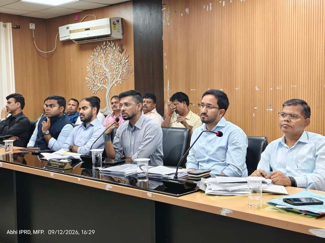 जिलाधिकारी ने की राजस्व मामलों में प्रगति की समीक्षा
------------------------------
जिला में दाखिल-खारिज में 98 प्रतिशत से अधिक आवेदनों को निष्पादित किया गया है
=========================
दाखिल-खारिज के 35 दिनों से अधिक समय से लंबित मामलों को निर्धारित समय सीमा के अंदर विधिवत रूप से निष्पादित करें: डीएम
-----------------------------
सभी अंचल अधिकारियों को राजस्व कर्मचारीवार प्रगति की नियमित समीक्षा करने का डीएम ने दिया निदेश
-------------------------------
समाहर्ता-सह-जिलाधिकारी, मुजफ्फरपुर श्री कुमार गौरव द्वारा आज राजस्व मामलों की समीक्षा की गई। उन्होंने दाखिल-खारिज, परिमार्जन, अभियान बसेरा, भूमि नापी, भूमि विवाद निराकरण, अतिक्रमण उन्मूलन, भू-अर्जन, भूमि उपलब्धता एवं हस्तानांतरण सहित विभिन्न मामलों में अंचलवार अद्यतन प्रगति का जायजा लिया। जिलाधिकारी ने कहा कि विभिन्न अंचलों में दाखिल-खारिज के 75 दिनों से अधिक समय के 3,687 मामले लंबित हैं। यह खेदजनक है। उन्होंने अंचल अधिकारियों को एक सप्ताह के अंदर दाखिल-खारिज के 75 दिनों से अधिक समय के सभी मामलों को नियमानुसार निष्पादित करने का निर्देश दिया है। उन्होंने सभी अंचल अधिकारियों को यह भी निदेश दिया कि नए आवेदनों में से एक भी आवेदन एक्सपायर्ड नहीं होना चाहिए। पुराने एक्सपायर्ड आवेदनों को नियमानुसार शीघ्र निष्पादित करते हुए नए आवेदनों को समय-सीमा के अंदर शत-प्रतिशत निष्पादित करने का निदेश दिया गया। उन्होंने सभी अंचल अधिकारियों को निदेश दिया कि प्राप्त आवेदनों की संख्या की तुलना में निष्पादित आवेदनों की संख्या समानुपातिक रूप से अधिक रखें ताकि बैकलॉग न रहे।
जिलाधिकारी द्वारा सभी अंचल अधिकारियों को परिमार्जन प्लस की दोनों श्रेणियों- डिजिटायज्ड जमाबंदी में सुधार एवं लेफ्ट आउट जमाबंदी- में सीओ स्तर पर लंबित 10,674 मामलों को 7 दिन के अंदर विधिवत निष्पादित करने का निदेश दिया गया।
जिलाधिकारी ने कहा कि जिला में विभिन्न योजनाओं यथा आंगनवाड़ी केंद्रों, हेल्थ एंड वेलनेस सेंटर, पंचायत सरकार भवनों इत्यादि के लिए जमीन की आवश्यकता है। उन्होंने सभी अंचल अधिकारियों को प्राथमिकता के आधार पर कैम्प मोड में नियमों के तहत जमीन खोजकर शीघ्र अनापत्ति प्रमाण-पत्र (एनओसी) उपलब्ध कराने का निदेश दिया। डीएम ने अपर समाहर्ता को निदेश दिया कि भूमि चिन्हित करने के कार्य का अनुश्रवण करें। अंचलाधिकारियों द्वारा प्रखंड स्तरीय विभागीय पदाधिकारियों से समन्वय स्थापित करते हुए भूमि को चिन्हित करने के कार्य में तेजी लाई जाए। अनुमंडल पदाधिकारियों एवं अनुमंडल पुलिस पदाधिकारियों को आ रही समस्याओं का समाधान करने का निदेश दिया गया।
जिलाधिकारी ने कहा कि राजस्व संबंधी मामलों में गुणात्मक सुधार के प्रति सजग एवं गंभीर रहें। उन्होंने सभी अंचल अधिकारियों को राजस्व कर्मचारीवार प्रगति की प्रतिदिन समीक्षा करने का निदेश दिया। लगातार खराब प्रदर्शन करने वाले राजस्व कर्मचारियों के विरूद्ध कार्रवाई की अनुशंसा करने का निदेश दिया गया। जिलाधिकारी ने कहा कि कार्यों में शिथिलता, लापरवाही या अनियमितता बर्दाश्त नहीं की जाएगी।
आज की बैठक में डीएम ने खारिज-दाखिल एवं परिमार्जन प्लस में आवेदनों के निष्पादन की स्थिति, मामलों के लंबित रहने के कारण एवं अन्य मानकों पर गहन समीक्षा की।
समीक्षा में पाया गया कि दाखिल-खारिज के 847109 प्राप्त आवेदनों में से 830486 आवेदनों को निष्पादित किया गया है जो प्राप्त आवेदनों का 98.04 प्रतिशत है। आवेदनों के अद्यतन स्थिति की समीक्षा करते हुए डीएम ने सभी आवेदनों का ससमय एवं गुणवत्तापूर्ण निष्पादन करने का आदेश दिया।
जिलाधिकारी ने कहा कि समीक्षा में पाया गया कि ऑनलाइन म्यूटेशन के जिला में 120 दिन से अधिक 566 आवेदन तथा 75 दिन से अधिक 3687 आवेदन लंबित है। डिफेक्ट चेक में राजस्व कर्मचारी के स्तर पर 6,272 आवेदन लंबित है। उन्होंने इस पर गंभीर खेद व्यक्त करते हुए अपर समाहर्ता को सबसे ख़राब प्रदर्शन करने वाले 10 राजस्व कर्मचारियों को चिन्हित कर उनका वेतन रोकने एवं स्पष्टीकरण करने का निर्देश दिया। साथ ही अंचल अधिकारियों को डिफेक्ट चेक के लंबित आवेदनों को सात दिनों के अंदर तथा म्यूटेशन के लंबित आवेदनों को नियमानुसार शीघ्रता निष्पादित करने का निर्देश दिया।
==================
समाहर्ता-सह-जिलाधिकारी ने कहा कि अनेक अंचलाधिकारियों द्वारा विभिन्न मानकों पर अच्छा कार्य किया जा रहा है। हम उनकी सराहना करते हैं। सभी अंचल अधिकारी सरकार के निर्देशों का अक्षरशः अनुपालन करें तथा जनहित के कार्यों को समय से निष्पादित करें।
==================
------------------------------------
जिलाधिकारी द्वारा सभी भूमि सुधार उप समाहर्ताओं को निदेश दिया गया कि दाखिल-खारिज के अपील मामलों एवं बिहार भूमि विवाद निराकरण अधिनियम (बीएलडीआरए) के तहत मामलों का समय-सीमा के अंदर विधिवत निष्पादन के साथ ही अपने-अपने क्षेत्रांतर्गत सभी अंचलों का निरीक्षण करें एवं राजस्व कार्यों का अनुश्रवण कर सरकार के निदेशों का अक्षरशः अनुपालन सुनिश्चित कराएँ। जिलाधिकारी ने सभी भूमि सुधार उप समाहर्ताओं को भूमि विवाद निराकरण (बीएलडीआरए), म्यूटेशन अपील एवं अभियान बसेरा के मामलों में विशेष रूचि लेते हुए त्वरित निष्पादन करने का निदेश दिया।
-----------------------------------
जिलाधिकारी ने अंचलवार समीक्षा करते हुए कहा कि जिन-जिन अंचलों में दाखिल-खारिज के बहुत अधिक मामले 75 दिनों से अधिक समय से लंबित है वहाँ अंचल अधिकारी कर्मचारीवार विस्तृत समीक्षा करें तथा विशेष प्रयास कर कार्यों में तेजी लाएं।
भूमि सुधार उप समाहर्ताओं एवं अंचल अधिकारियों को संबोधित करते हुए जिलाधिकारी ने कहा कि राजस्व प्रशासन आपका कोर कार्य है। आप सभी को इसी भावना से काम करना चाहिए। फिर भी ऐसा संज्ञान में आता है कि आम लोगों को असुविधा हो रही है। लोगों को काफी शिकायतें हैं। यह खेदजनक है। सरकार द्वारा निर्धारित मानकों के अनुपालन में शिथिलता के विरूद्ध जिला प्रशासन की शून्य सहिष्णुता (जीरो टॉलरेंस) है। उन्होंने कहा कि आज की तिथि में दाखिल-खारिज के लंबित मामलों की संख्या 16,244 है। उन्होंने निदेश दिया कि समय सीमा से अधिक एक भी आवेदन लंबित नहीं रहनी चाहिए।
जिलाधिकारी ने अधिकारियों को निदेश देते हुए कहा कि दाखिल-खारिज एवं परिमार्जन के आवेदनों का निर्धारित समय-सीमा के अंदर निष्पादन नहीं करने, नापीवाद एवं अतिक्रमणवाद का विधिवत संचालन नहीं करने पर दोषी अधिकारियों पर जिम्मेदारी निर्धारित करते हुए उनके विरूद्ध अनुशासनात्मक एवं विभागीय कार्रवाई प्रारंभ की जाएगी।
जिलाधिकारी ने कहा कि दाखिल-खारिज के आवेदनों को अस्वीकृत करने में विशेष सावधानी बरतें तथा सरकार द्वारा निर्धारित दिशा-निदेशों का अक्षरशः अनुपालन सुनिश्चित करें।
जिलाधिकारी ने कहा कि विभिन्न माध्यमों यथा समाचार पत्रों, इलेक्ट्रॉनिक चैनल्स, लोक शिकायत एवं जनता से साक्षात्कार के क्रम में यह पता चलता है कि दाखिल खारिज आवेदनों का ससमय निष्पादन नहीं किया जाता है एवं बिना उचित कारण के आवेदनों को अस्वीकृत कर दिया जाता है। उन्होंने कहा कि यह बहुत आपत्तिजनक है। बिहार लोक सेवाओं का अधिकार अधिनियम, 2011 एवं बिहार भूमि दाखिल खारिज अधिनियम, 2011 में दाखिल खारिज आवेदनों के निष्पादन की अवधि एवं विधि का स्पष्ट उल्लेख किया गया है। डीएम ने कहा कि दाखिल खारिज आवेदनों को प्रत्येक स्तर पर यथा दाखिल खारिज आवेदनों के निष्पादन की कार्रवाई करने वाले प्रत्येक कर्मी/पदाधिकारी द्वारा तय अवधि एवं विधि द्वारा निष्पादित किया जाएगा तथा बिना स्पष्ट/उचित कारण के आवेदनों को अस्वीकृत नहीं किया जाएगा। सभी अंचल अधिकारी एवं राजस्व अधिकारी यह सुनिश्चित करें कि दाखिल खारिज आवेदनों को निष्पादित करने के क्रम में मानकों का अनुपालन करें। साथ ही आवेदनों को निष्पादित करने के क्रम में किसी कर्मी/पदाधिकारी द्वारा बिना स्पष्ट कारण के यदि अस्वीकृत किया जाता है तथा तय समय-सीमा से अधिक समय लिया जाता है तो ऐसी स्थिति में अविलंब इस संबंध में जिम्मेदार कर्मी एवं पदाधिकारी को चिन्हित करते हुए उनके विरुद्ध कार्रवाई करें। अपर समाहर्ता को अनुश्रवण करने के लिए निदेशित किया गया।
जिलाधिकारी ने कहा कि खारिज-दाखिल एवं परिमार्जन प्लस में शिथिलता, लापरवाही या अनियमितता बर्दाश्त नहीं की जाएगी। विभिन्न मानकों पर खराब प्रदर्शन करने वाले अंचलाधिकारी इस माह के अंत तक अपेक्षित सुधार ले आएँ।
डीएम ने कहा कि सभी अंचलाधिकारी राजस्व कर्मचारीवार नियमित समीक्षा करें। साथ ही सभी भूमि-सुधार उप समाहर्ता अंचलाधिकारियों के कार्यों का लगातार अनुश्रवण करें।
डीएम ने राजस्व-कार्यों में संलग्न अधिकारियों को प्रतिबद्धता एवं तत्परता से कार्य करने का निर्देश दिया।
इस बैठक में समाहर्ता के साथ अपर समाहर्ता, सभी अनुमंडल पदाधिकारी, सभी भूमि सुधार उप समाहर्ता, अंचलों के अंचलाधिकारी एवं अन्य भी उपस्थित थे।