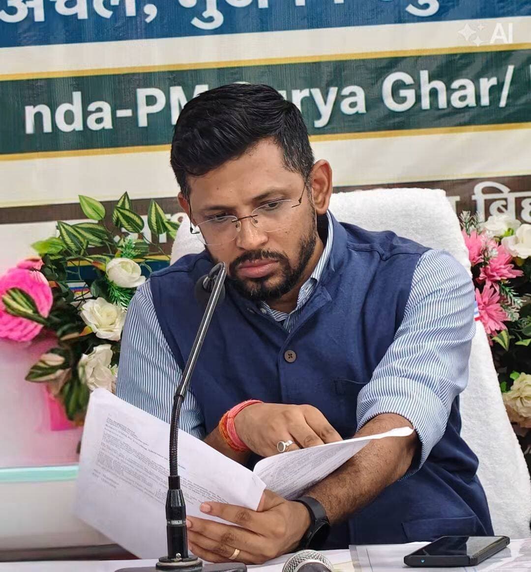 जिलाधिकारी, मुजफ्फरपुर श्री कुमार गौरव के निदेश पर बिहार राज्य पुल निर्माण निगम लिमिटेड (बीआरपीएनएनएल) द्वारा दादर ब्रिज पर लगाए गए हाईट बैरियर को क्षतिग्रस्त करने के आरोप में वाहन स्वामियों एवं चालकों के विरूद्ध स्थानीय अहियापुर थाना में प्राथमिकी दर्ज की गई है। जिलाधिकारी ने कहा कि आम जनता की सुविधा को ध्यान में रखते हुए चांदनी चैक से बखरी के बीच स्थित दादर ब्रिज का रख-रखाव कार्य एवं बैरिकेडिंग निर्माण पुल निर्माण निगम द्वारा किया जा रहा है। भारी वाहनों द्वारा इसे दो बार क्षतिग्रस्त कर दिया गया था। इसका संज्ञान लेते हुए पुल निर्माण निगम के कार्यपालक अभियंता को विधि-सम्मत कार्रवाई करने का निदेश दिया गया था। इसके आलोक में स्थानीय थाना में प्राथमिकी दर्ज करते हुए उल्लंघनकर्ताओं के विरूद्ध अग्रेतर कार्रवाई की जा रही है।
जिलाधिकारी ने कहा कि आम जनता की सुविधा एवं सुरक्षा को ध्यान में रखते हुए बिहार राज्य पुल निर्माण निगम लिमिटेड द्वारा दादर ब्रिज के साथ माड़ीपुर आरओबी पर भी हाईट बैरियर लगाया गया है। उन्होंने कहा कि जन सुरक्षा से खिलवाड़ बर्दाश्त नहीं किया जा सकता है। सुरक्षा मानकों का उल्लंघन करने वाले के विरूद्ध विधि-सम्मत कार्रवाई की जाएगी। ब्रिज के क्षेत्र को सीसीटीवी से आच्छादित किया जा रहा है, जिससे निदेशों का उल्लंघन करने वालों को चिन्हित करते हुए उनके विरूद्ध सख्त कार्रवाई की जाएगी। संबंधित अनुमंडल पदाधिकारी एवं अनुमंडल पुलिस पदाधिकारी को निदेश दिया गया है कि ब्रिज के रख-रखाव एवं सुरक्षा सुनिश्चित करने हेतु आवश्यक कार्रवाई करें। एजेंसियों के कार्य-स्थल पर किसी भी प्रकार की दुर्घटना या अप्रिय घटना न हो इसके लिए उचित कार्रवाई करने का निदेश दिया गया है।