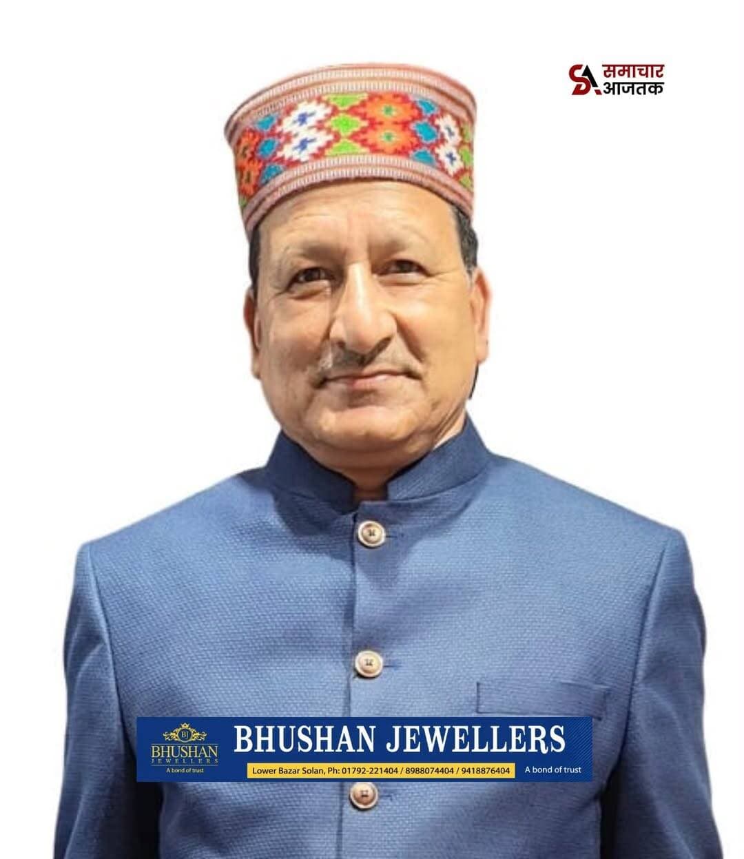 <nis:link nis:type=tag nis:id=हिमाचल nis:value=हिमाचल nis:enabled=true nis:link/> :- अमर चंद चौहान बने हिमाचल प्रदेश ज्ञान विज्ञान समिति आनी के अध्यक्ष
हिमाचल प्रदेश ज्ञान विज्ञान समिति खंड आनी की बैठक उपमंडल कार्यालय आनी के सभागार आनी में उपमंडलाधिकारी नागरिक आनी लक्ष्मण कनेट की अध्यक्षता में आयोजित की गई । कार्यक्रम का आयोजन दो सत्रों में आयोजित किया गया । उद्धाटन सत्र में द्वीप प्रज्ज्वलन द्वारा कार्यक्रम का शुभारंभ किया गया । सेवानिवृत्त प्रधानाचार्य अमर चंद चौहान ने मुख्य अतिथि, राज्य और जिला इकाई से आए अतिथियों तथा उपस्थित सदस्यों का स्वागत किया ।
मंच संचालक प्रवक्ता कुन्दन शर्मा ने खंड आनी पूरी रिपोर्ट सम्मेलन में रखी । एच जी वी एस राष्ट्रीय कन्वीनर एवं राज्य उपाध्यक्ष सुनीता चंदेल ने एच जी वी एस के लक्ष्यों पर प्रकाश डाला तथा वैज्ञानिक सोच अपनाने पर बल दिया । मुख्य अतिथि एस डी एम आनी लक्ष्मण कनेट ने एच जी वी एस पर्यावरण , शिक्षा , नशा निवारण , महिला सशक्तिकरण आदि के क्षेत्र में किए जाने वाले कार्यों की प्रशंसा की तथा इसे राष्ट्रीय महत्व के लिए आवश्यक माना ।
उद्घाटन सत्र के पश्चात संगठनात्मक सत्र का आयोजन लाल सिंह ठाकुर सेवानिवृत प्रधान , सनोहरू देवी प्रधान जीपी शिल्ली तथा हँसा वर्मा प्रधान जीपी च्वाई की अध्यक्षता में किया गया । इस अवसर पर एच जी वी एस राज्य सचिव सत्यवान पुण्डीर ने एच जी वी एस का संगठनात्मक ब्योरा दिया तथा निर्वाचित होने वाली खंड इकाई को निष्ठापूर्वक कार्य का आवाहन किया । इस दौरान सेवानिवृत्त शिक्षक श्यामानंद , डॉ प्रकाश आचार्य , तिलका ठाकुर , रंजना शर्मा , संदीपना ठाकुर तथा मीनाक्षी शर्मा ने खंड आनी के भिन्न भिन्न क्षेत्रों में किए गए कार्यों का विवरण प्रस्तुत किया ।
तत्पश्चात सर्वसम्मति से एच जी वी एस खंड आनी चुनाव किया गया । जिसमें अमर चंद चौहान अध्यक्ष , सनोहरू देवी तथा रंजना शर्मा उपाध्यक्ष , कुन्दन शर्मा सचिव , डॉ प्रकाश आचार्य तथा ध्यान ठाकुर सह सचिव तथा मीनाक्षी शर्मा को सह सचिव बनाया गया । पोविंदर चौहान , श्यामानंद , तिलका ठाकुर तथा संदीपना ठाकुर को सलाकार बनाया गया । हंसा वर्मा ,रामानंद , तुलसी शर्मा , शनि ठाकुर, मोहर सिंह, कविता ठाकुर, सुषमा ठाकुर ,ममता वर्मा ,रणवीर , मीना देवी , लीला देवी, शीला देवी तथा वीणा देवी को सदस्य निर्वाचित किया गया । दीवान राजा को प्रेस सचिव तथा गुलपाल ठाकुर को विशेष आमंत्रित सदस्य निर्वाचित किया गया।
कार्यक्रम में राज्य उपाध्यक्ष डॉ आर के शर्मा ने पर्यावरण संरक्षण , तथा जिला सचिव हीरा लाल ने संगठनात्मक गतिविधियों पर प्रकाश डाला । कार्यक्रम के अंत में नवनिर्वाचित अध्यक्ष अमर चंद चौहान ने सभी का धन्यवाद तथा आभार व्यक्त किया तथा सभी से मिलजुलकर कार्य करने वो सहयोग का निवेदन किया ।
जिला सह सचिव मान ठाकुर ने smmeln में उपस्थित सभी गणमान्य व्यक्तियों का औपचारिक धन्यवाद किया । सम्मेलन में आनी खंड के एच जी वी एस के सभी सदस्य उपस्थित रहे ।