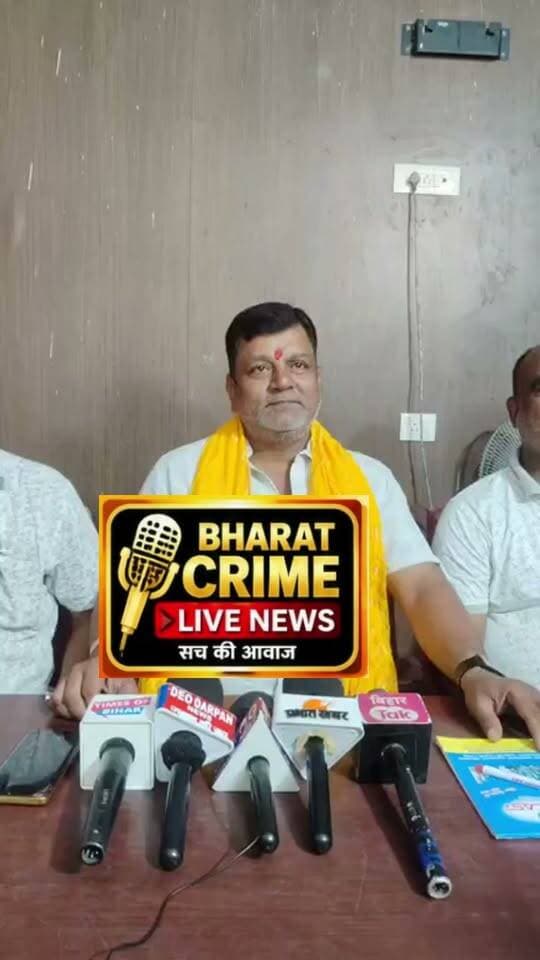 औरंगाबाद में गणेश उत्सव को लेकर तैयारी पूरी, 14 से 24 सितंबर तक भव्य रूप से आयोजित होगा महाआरती, 25 सितंबर को शहर में निकाली जाएगी भव्य, शोभायात्रा।
औरंगाबाद शहर के धर्मशाला चौक स्थित गणपति मंदिर में 14 से 25 सितंबर तक आयोजित गणपति उत्सव की तैयारी पूरी कर ली गई है। भव्य रूप से साज सजावट से लेकर गणेश मंदिर के चारो तरफ आकर्षक लाईटों से भव्य सजावट की जा रही है। तैयारी को लेकर शनिवार को गणपति मंदिर के सामने गणेश सेवा समिति कार्यालय में समिति के संरक्षक रंजीत कुमार सिंह द्वारा मीडिया प्रेस वार्ता का आयोजन किया गया।
जिसमें मंदिर समिति के अध्यक्ष विनय कुमार सिंह, उपाध्यक्ष मंटु सिंह, सचिव अरविंद सिंह, कोषाध्यक्ष ओमप्रकाश पांडेय, मंदिर प्रशासक बृन्द कुमार सिंह, मीडिया प्रभारी कपिल कुमार समेत अन्य समिति के सदस्य मौजूद रहें।
इस दौरान संरक्षक रंजीत कुमार सिंह ने कहा कि 11 दिनों तक चलने वाला गणपति उत्सव को लेकर मंदिर समिति द्वारा तमाम तैयारियां पूर्ण कर ली गई है। संध्या सात बजे से होने वाले महाआरती को लेकर भव्य तैयारी की गई है। महाआरती के पहले दिन जिला पदाधिकारी एवं पुलिस अधीक्षक यजमान के रूप में शामिल होते हैं। वहीं पूरे 11 दिनों तक चलने वाली इस उत्सव में प्रत्येक दिन गणपति दरबार में गणेश भगवान की पूजा अर्चना को लेकर श्रद्धालुओं की उत्साह और भीड़ उमड़ी रहती है। इसको लेकर भी कई स्तर पर तैयारियां की गई है। वहीं स्थानीय नगर थाना की पुलिस एवं जिला प्रशासन का इस उत्सव में भरपूर सहयोग रहता है। संरक्षक ने बताया कि गणेश उत्सव में दर्जनों लोग सामाजिक तौर पर सहयोग करते हैं। वहीं गणेश सेवा समिति से जुड़े लोगों को समिति द्वारा नेम व फोटो रहित पहचान पत्र जारी किया गया है। जिससे बाहरी असमाजिक तत्वों पर विशेष निगरानी रहेगी। जो समिति से जुड़े लोग होंगे वहीं श्रद्धालुओं के बीच एवं अन्य प्रकार की सेवा एवं सहयोग प्रदान करेंगे। उन्होंने बताया कि महाआरती के बाद प्रत्येक दिन रात्रि में भजन संध्या का भी आयोजन किया गया है। वहीं 23 एवं 24 सितंबर को बाहरी कलाकारों द्वारा भक्ति जागरण का भी भव्य आयोजन है। इसमें मुख्य अतिथि के रूप में कई पदाधिकारीगण भी शामिल होंगे। वहीं महाआरती में प्रत्येक दिन पदाधिकारियों के अलावे समाजिक सरोकार से जुड़े लोग, नेता, प्रबुद्ध जन शामिल होंगे। इस मौके पर समिति के कई सदस्य भी मौजूद रहें।
*शहर में निकाली जाएगी भव्य शोभायात्रा*
11 दिवसीय गणपति उत्सव के अंतिम दिन 25 सितंबर को शहर में भव्य शोभायात्रा निकाली जाएगी। जिसमें हाथी, घोड़े, गाजे, बाजे के साथ गणपति भगवान की प्रतिमा के साथ-साथ कई प्रकार की झांकियां भी शामिल रहेंगे। शोभायात्रा में हजारों की संख्या में भक्त शामिल होते हैं और पूरी तरह से गणेश उत्सव का जिले में एक अलग पहचान देते हैं। शोभायात्रा धर्मशाला चैक स्थित गणपति मंदिर से निकलकर पुरानी जीटी रोड के रास्ते रमेश चौक तक से पुनः वापस बाजार होते हुए अदरी नदी तक पहुंचती है।