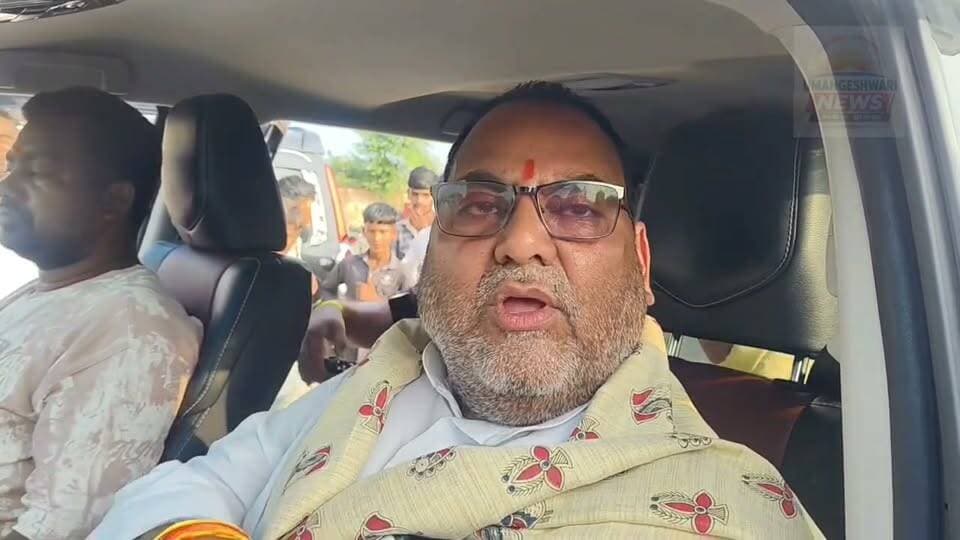 बाबा गणिनाथ ने शिक्षा से समाज को एकजुट और संस्कारी बनाने का काम किया - विधायक प्रमोद कुमार सिंह
अर्धनिर्मित धर्मशाला को बनाने के लिए देने के 4 लाख रुपए देने का घोषणा किया
RBR मैदान में 33वां पूजनोत्सव धूमधाम से संपन्न, विधायक ने कहा - उनके विचारों को आचरण में उतारना ही सच्ची श्रद्धांजलि
औरंगाबाद जिले के रफीगंज स्थित RBR खेल मैदान में बाबा गणिनाथ जी का 33वां पूजनोत्सव श्रद्धा और हर्षोल्लास के साथ मनाया गया। जयकारों से पूरा परिसर गूंज उठा।कार्यक्रम में रफीगंज विधायक प्रमोद कुमार सिंह भी शामिल हुए और बाबा गणिनाथ के जीवन और उनके योगदान को याद किया। इस दौरान विधायक प्रमोद कुमार सिंह ने कहा आज सिर्फ बाबा गणिनाथ का पूजनोत्सव मनाना ही काफी नहीं है। केवल जयंती और समारोह मनाने से उनकी आत्मा को शांति नहीं मिलेगी। जरूरत है उनके पदचिन्हों पर चलने की, उनके दिए हुए शिक्षा को अपने आचरण में उतारने की।
उन्होंने कहा, बाबा गणिनाथ ने अपना पूरा जीवन समाज के लिए समर्पित कर दिया। उन्होंने शिक्षा के बदौलत समाज को संगठित कैसे किया जाए, समाज को एकजुट करने का कार्य किया। समाज कैसे संस्कारी हो, समाज में कैसे सुविचार आए, इसके लिए उन्होंने निरंतर कार्य किया। उन्होंने तप, ज्ञान, सभ्यता और संस्कृति का जो ज्ञान दिया, उसे आज के युवाओं को अपने जीवन में उतारने की सबसे ज्यादा जरूरत है। अंत में विधायक ने इस भव्य आयोजन के लिए पूजनोत्सव कमेटी के सभी सदस्यों को बधाई एवं शुभकामनाएं दीं।
#Rafiganj #BabaGaninath #PramodKumarSingh #AurangabadNews #BiharNews